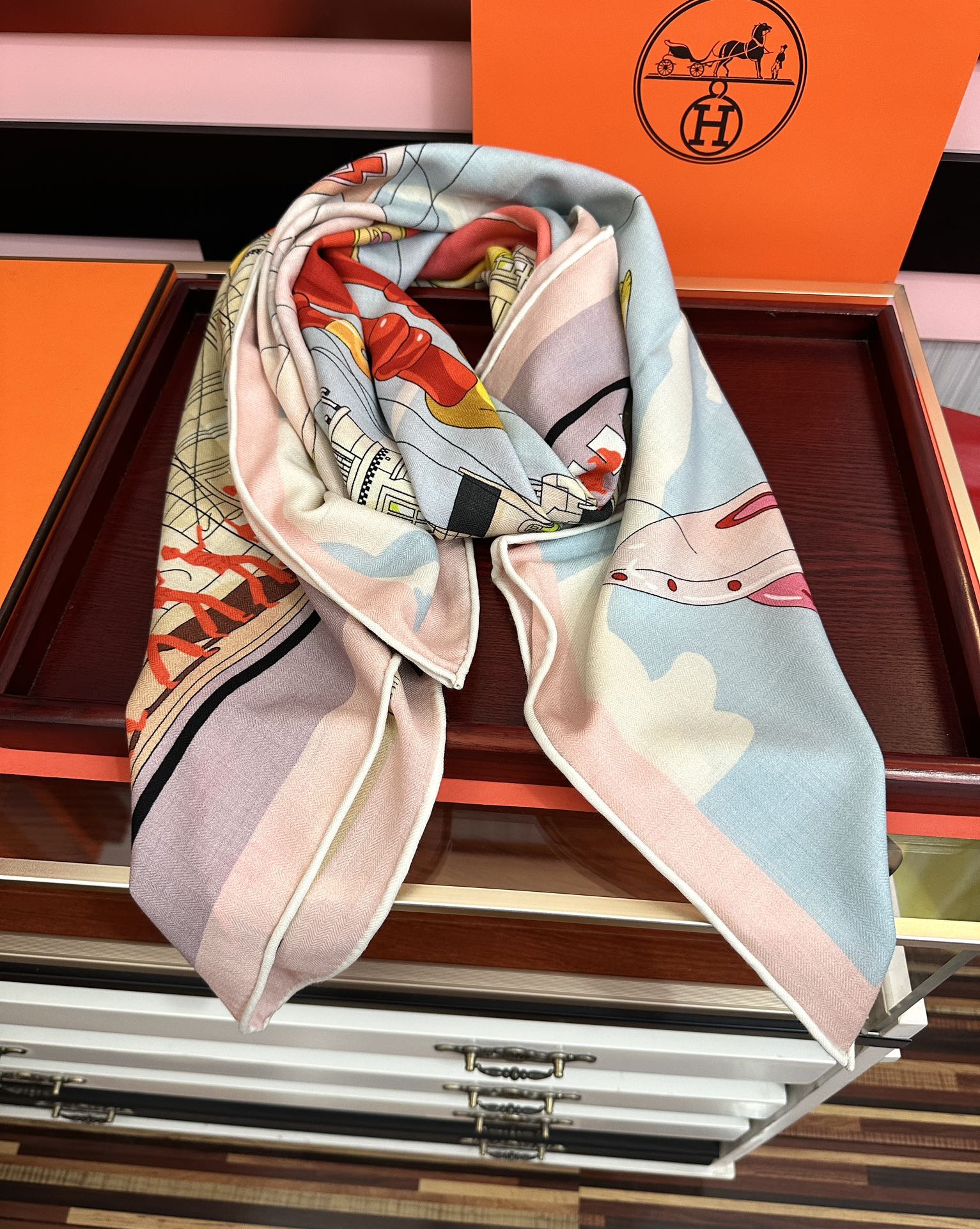 Hermès 爱马仕2026秋冬新款【太空探索】 新一季丝巾采购清单估计各位养马人们已经列好了 我就不推荐了回头分享一下部分 款的老款信息资料供大家参考 本季必购《Rondsdemarch》(圆场漫步) 一条来自丝巾羊绒丝方巾也不知道是马元素在男士方巾上运用比例高还是正好我每一条无论从配色还是主题图案都深得我心 也相较女款好驾驭 还便宜 大家 尺寸:140X140、材质：30%真丝+70丝绒