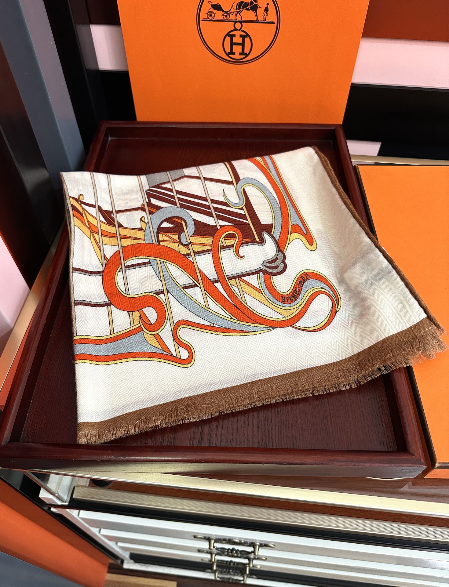 Hermès 新款 爱马仕 【双面同色】太美了 下手一定要快 四季都可以用 真心美的让人非常非上身效果简直美翻了 品质非常完美 整个围巾给人气场的同时又非常 秀丽 绝对值得入手的新款 实物一拿到就会庆幸自己是女人的绝美好货 尺寸：65x185