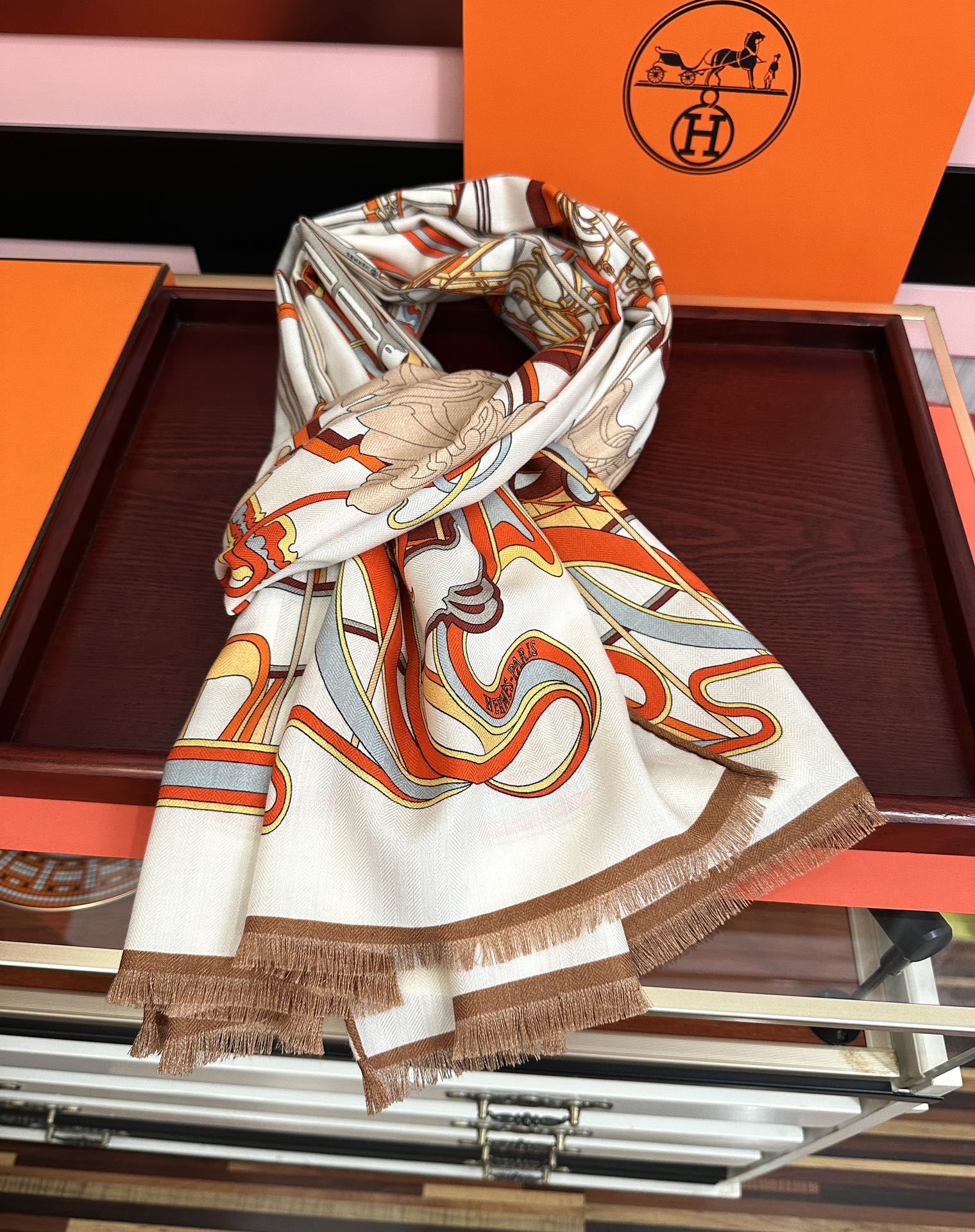 Hermès 新款 爱马仕 【双面同色】太美了 下手一定要快 四季都可以用 真心美的让人非常非上身效果简直美翻了 品质非常完美 整个围巾给人气场的同时又非常 秀丽 绝对值得入手的新款 实物一拿到就会庆幸自己是女人的绝美好货 尺寸：65x185