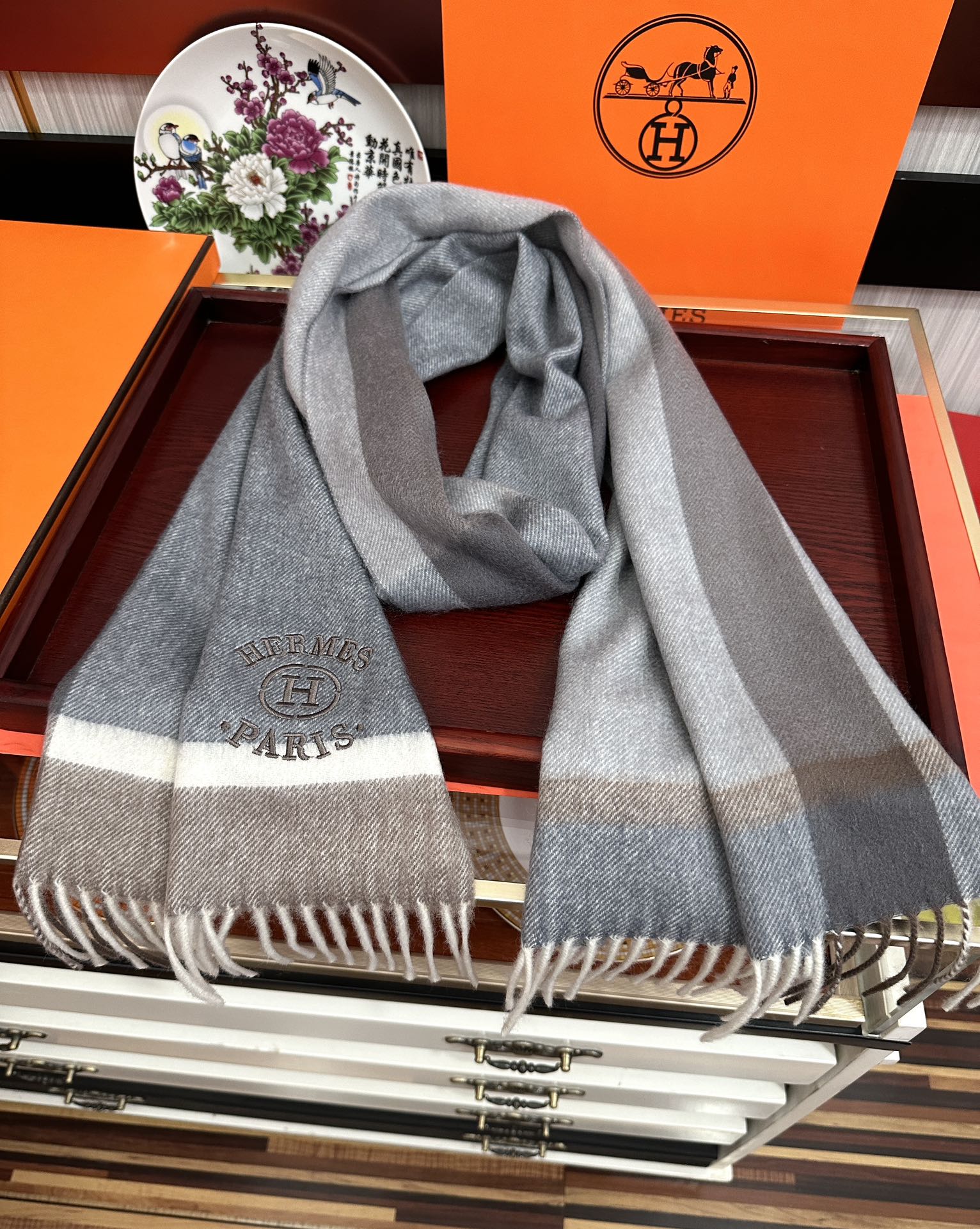 Hermès 125%羊绒 水波纹 爱马仕2026 最 【采用内蒙古山羊绒】 围巾‼ 太美了 让人耳目一新的感觉 手感柔软舒适