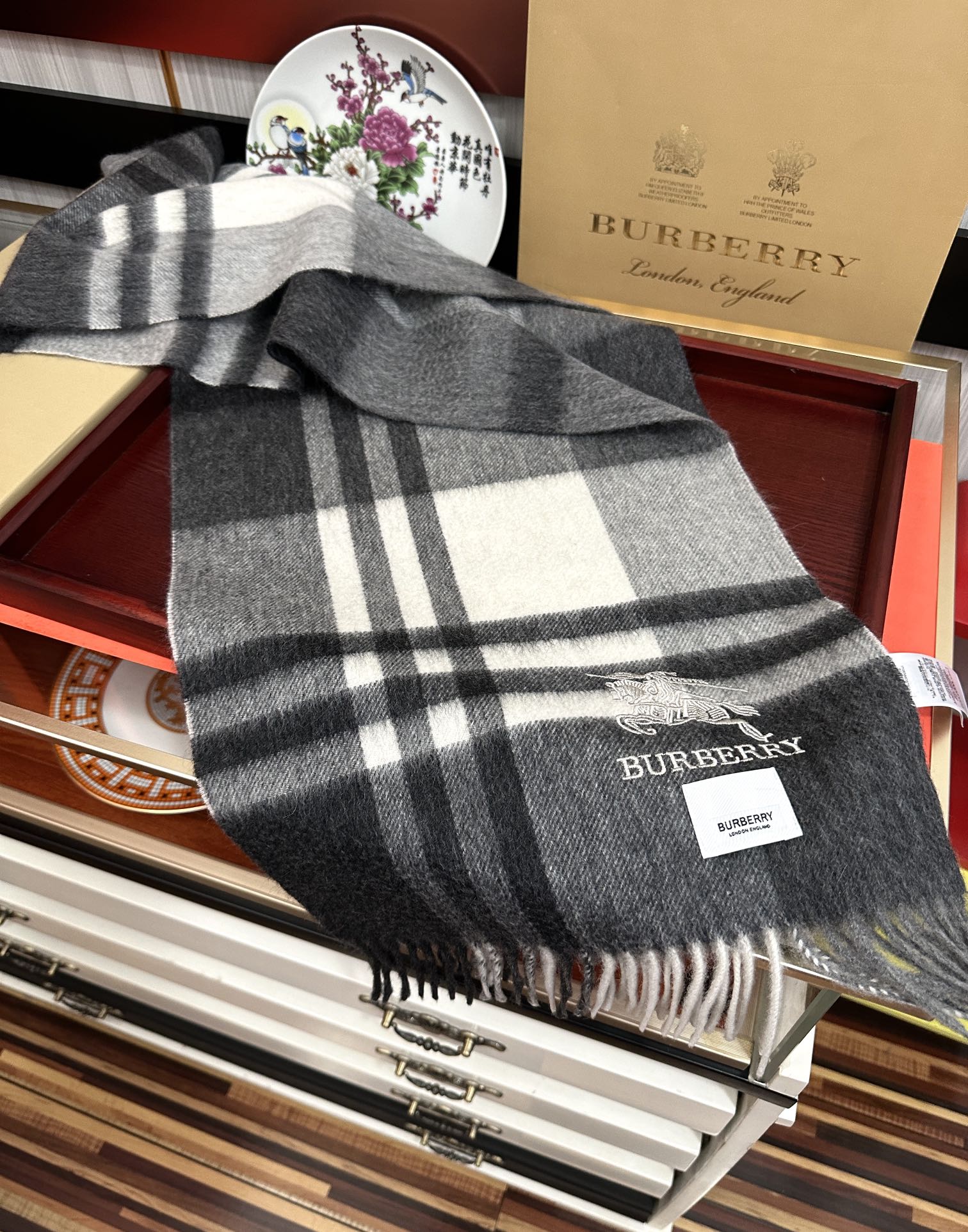 Burberry 125%羊绒 巴宝莉2026 最 【采用内蒙古山羊绒】 围巾‼ 太美了 让人耳目一新的感觉 手感柔软舒适