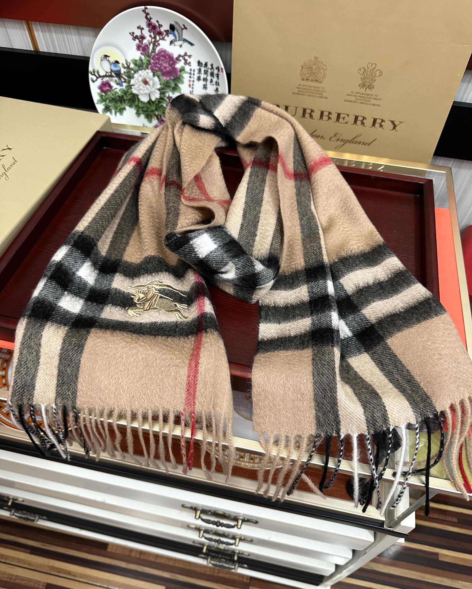 Burberry 125%羊绒 巴宝莉2026 最 【采用内蒙古山羊绒】 围巾‼ 太美了 让人耳目一新的感觉 手感柔软舒适