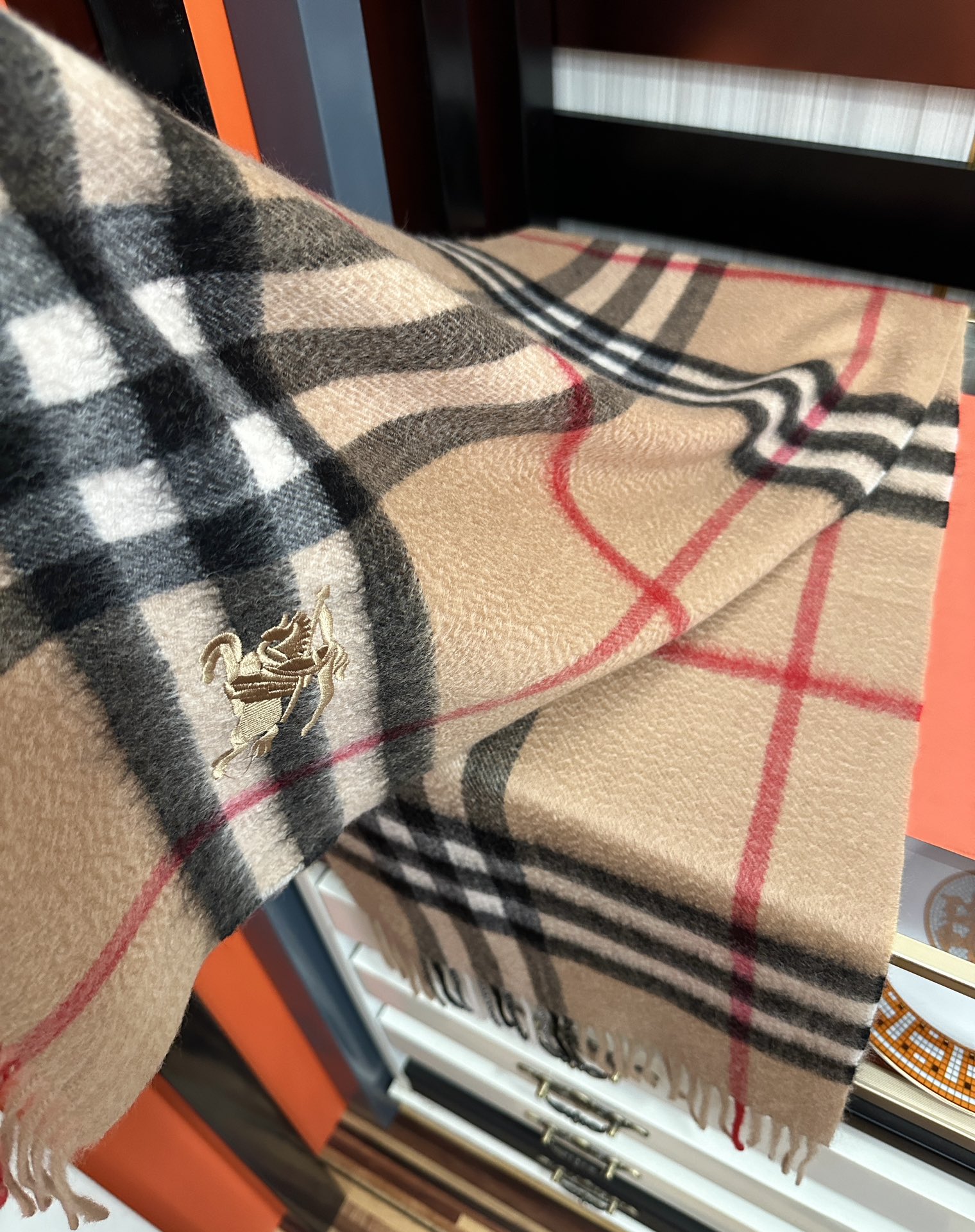 Burberry 125%羊绒 巴宝莉2026 最 【采用内蒙古山羊绒】 围巾‼ 太美了 让人耳目一新的感觉 手感柔软舒适