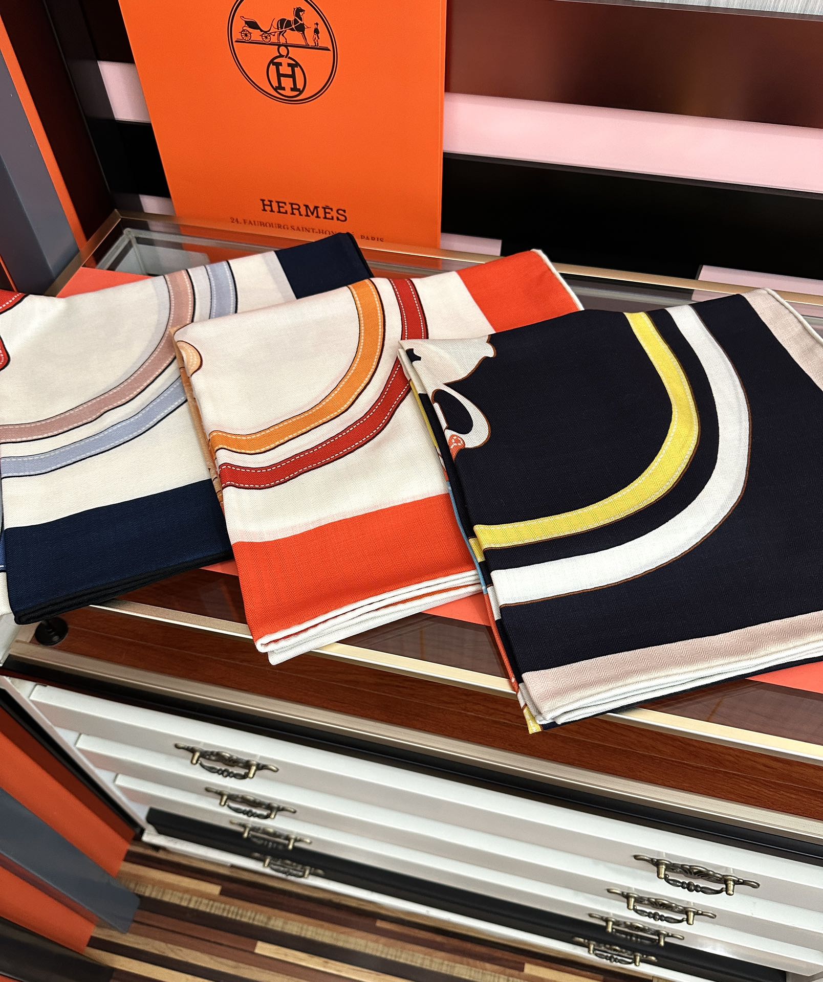 Hermès 爱马仕 ZG同步秋冬新款 新一季丝巾采购清单估计各位养马人们已经列好了 我就不推荐了回头分享一下部分 款的老款信息资料供大家参考 本季必购《Rondsdemarch》(圆场漫步) 一条来自丝巾羊绒丝方巾也不知道是马元素在男士方巾上运用比例高还是正好我每一条无论从配色还是主题图案都深得我心 也相较女款好驾驭 还便宜 大家 尺寸:140X140、材质：30%真丝+70丝绒