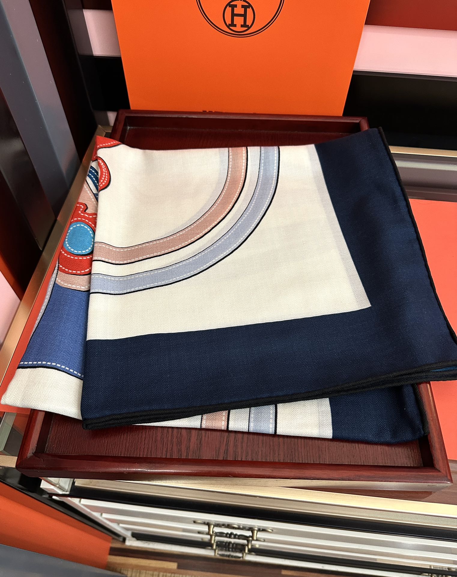 Hermès 爱马仕 ZG同步秋冬新款 新一季丝巾采购清单估计各位养马人们已经列好了 我就不推荐了回头分享一下部分 款的老款信息资料供大家参考 本季必购《Rondsdemarch》(圆场漫步) 一条来自丝巾羊绒丝方巾也不知道是马元素在男士方巾上运用比例高还是正好我每一条无论从配色还是主题图案都深得我心 也相较女款好驾驭 还便宜 大家 尺寸:140X140、材质：30%真丝+70丝绒