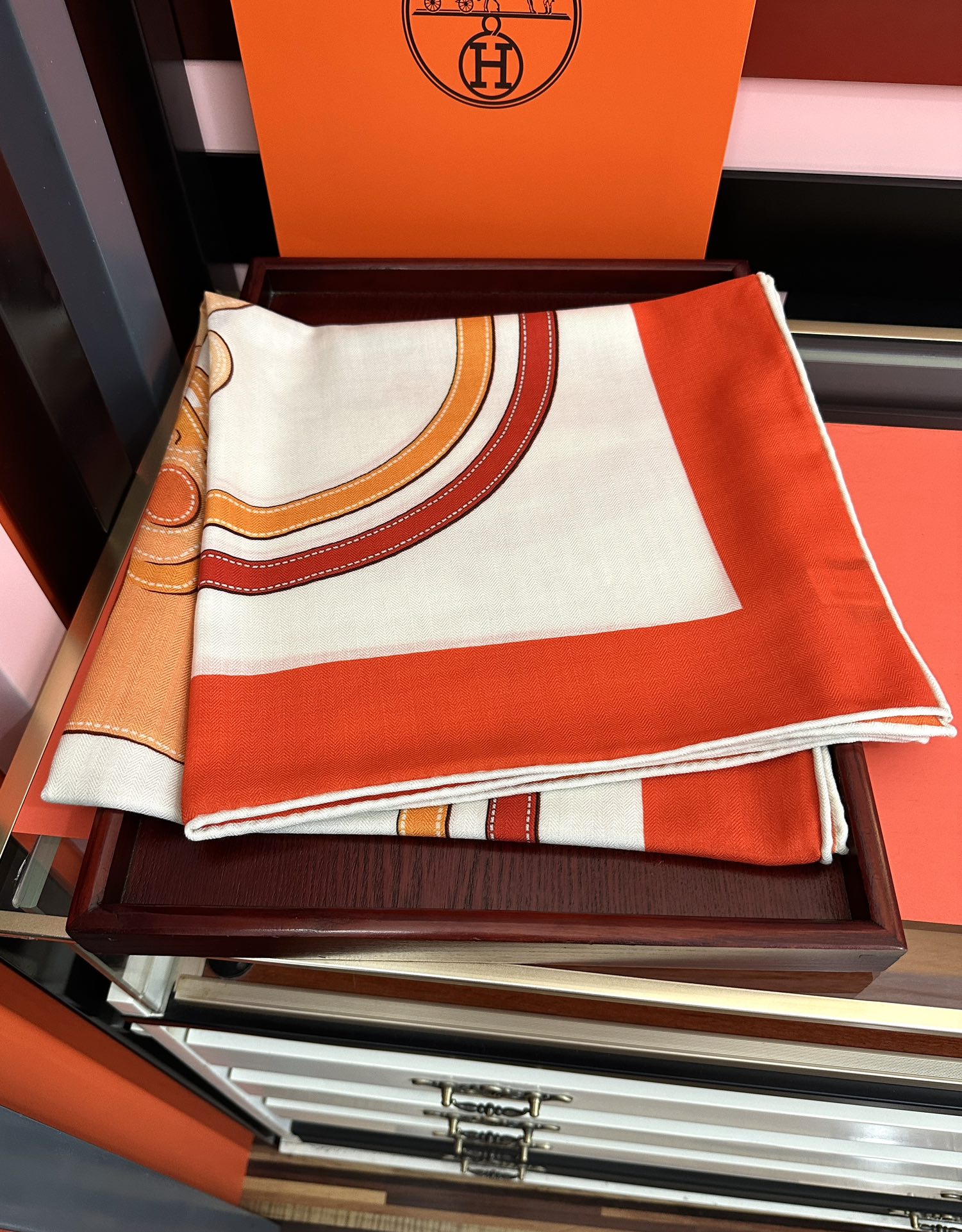 Hermès 爱马仕 ZG同步秋冬新款 新一季丝巾采购清单估计各位养马人们已经列好了 我就不推荐了回头分享一下部分 款的老款信息资料供大家参考 本季必购《Rondsdemarch》(圆场漫步) 一条来自丝巾羊绒丝方巾也不知道是马元素在男士方巾上运用比例高还是正好我每一条无论从配色还是主题图案都深得我心 也相较女款好驾驭 还便宜 大家 尺寸:140X140、材质：30%真丝+70丝绒