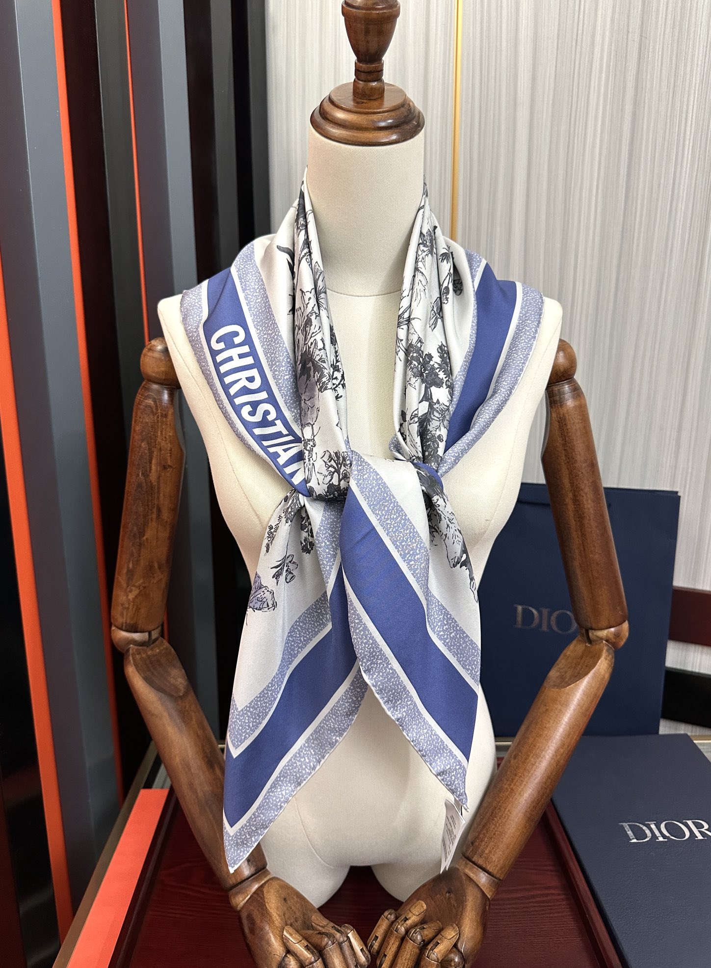 Dior 高版本Dior Chardons 图案印花 展示象征着保护、韧性和自由的苏格兰国花 采用白色和蓝色桑蚕丝斜纹面料精心制作 双面设计搭配手工卷边 点缀以对比鲜明的 Christian 标志提花条形图案提升格调 可系在颈部或作为头巾使用 打造 的 造型
