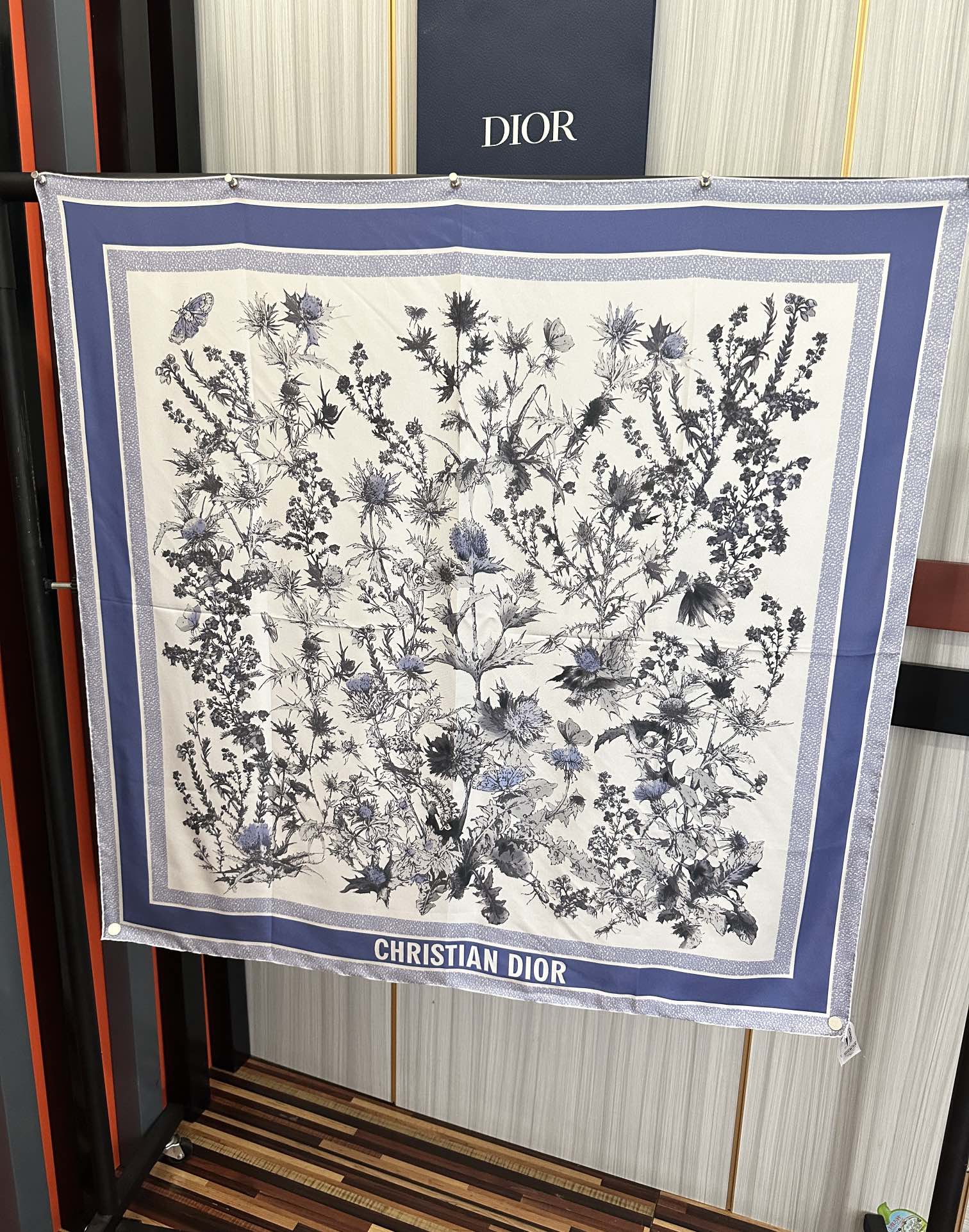 Dior 高版本Dior Chardons 图案印花 展示象征着保护、韧性和自由的苏格兰国花 采用白色和蓝色桑蚕丝斜纹面料精心制作 双面设计搭配手工卷边 点缀以对比鲜明的 Christian 标志提花条形图案提升格调 可系在颈部或作为头巾使用 打造 的 造型