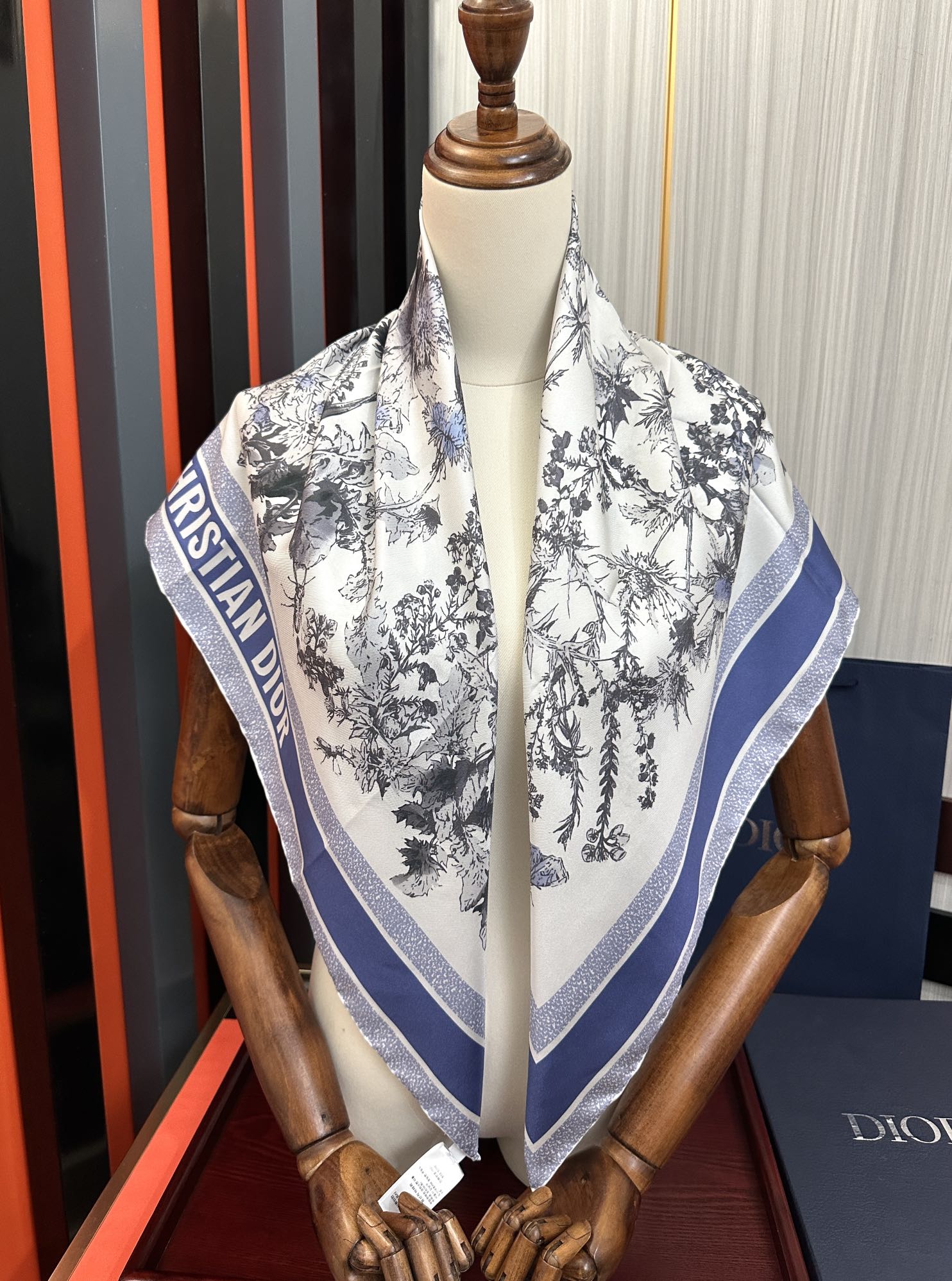Dior 高版本Dior Chardons 图案印花 展示象征着保护、韧性和自由的苏格兰国花 采用白色和蓝色桑蚕丝斜纹面料精心制作 双面设计搭配手工卷边 点缀以对比鲜明的 Christian 标志提花条形图案提升格调 可系在颈部或作为头巾使用 打造 的 造型