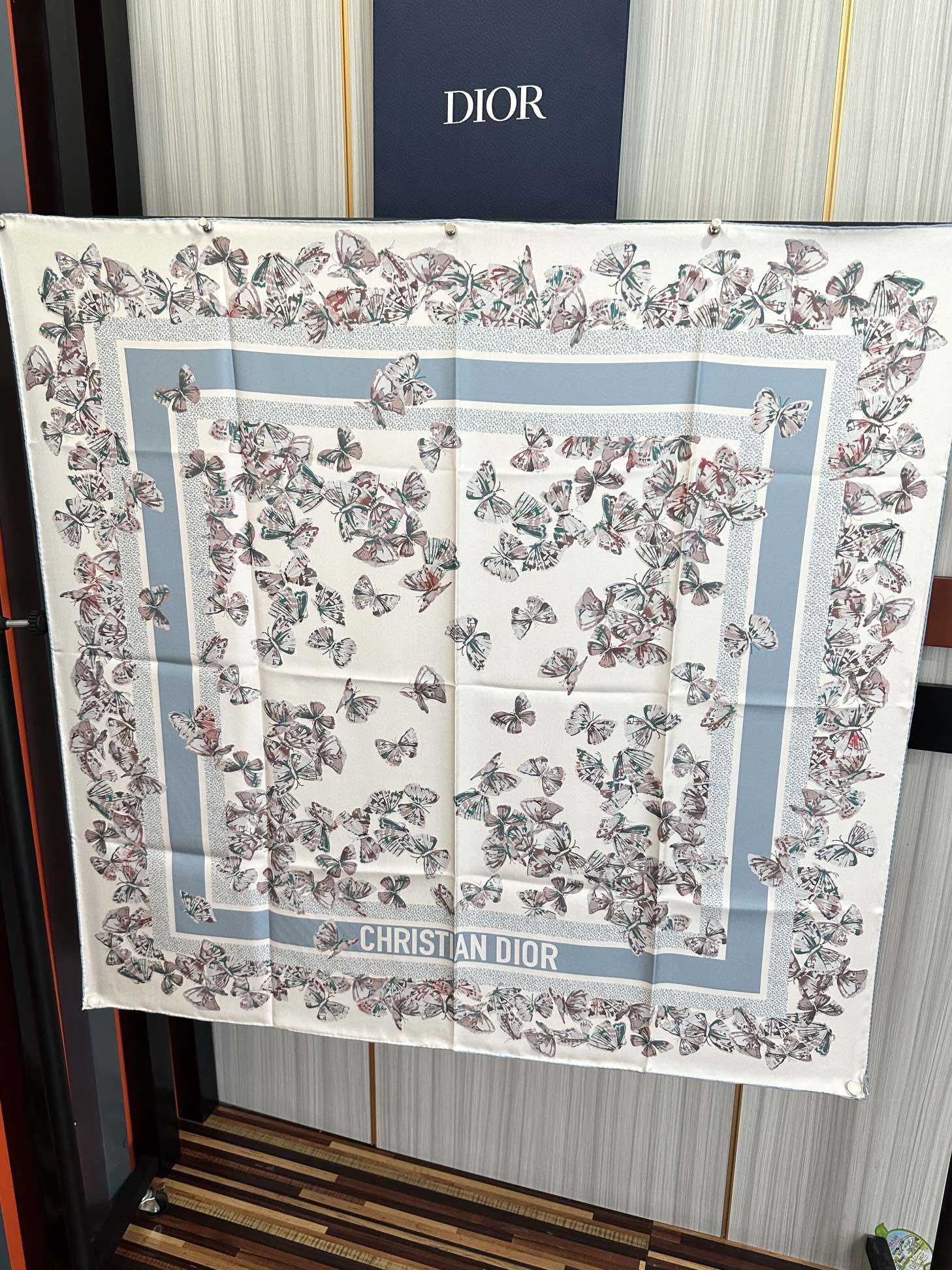 Dior 新款 Dior 2026最新款 Camo 图案印花 以优雅而诗意的设计全新演绎蝴蝶主题 采用白色和淡粉色桑蚕丝斜纹面料精心制作 手工卷边 对比鲜明的淡粉色提花条形图案点缀以蝴蝶和 Christian Dior 标志提升格调 可系在颈部或作为头巾使用 Dior 造型