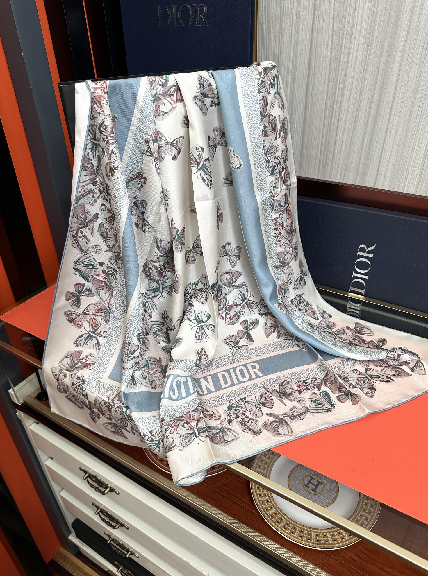 Dior 新款 Dior 2026最新款 Camo 图案印花 以优雅而诗意的设计全新演绎蝴蝶主题 采用白色和淡粉色桑蚕丝斜纹面料精心制作 手工卷边 对比鲜明的淡粉色提花条形图案点缀以蝴蝶和 Christian Dior 标志提升格调 可系在颈部或作为头巾使用 Dior 造型