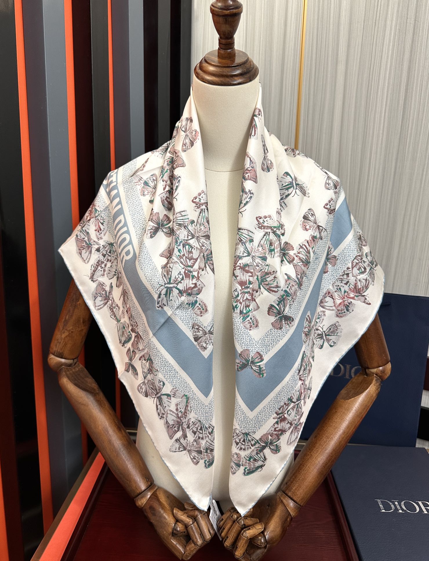Dior 新款 Dior 2026最新款 Camo 图案印花 以优雅而诗意的设计全新演绎蝴蝶主题 采用白色和淡粉色桑蚕丝斜纹面料精心制作 手工卷边 对比鲜明的淡粉色提花条形图案点缀以蝴蝶和 Christian Dior 标志提升格调 可系在颈部或作为头巾使用 Dior 造型