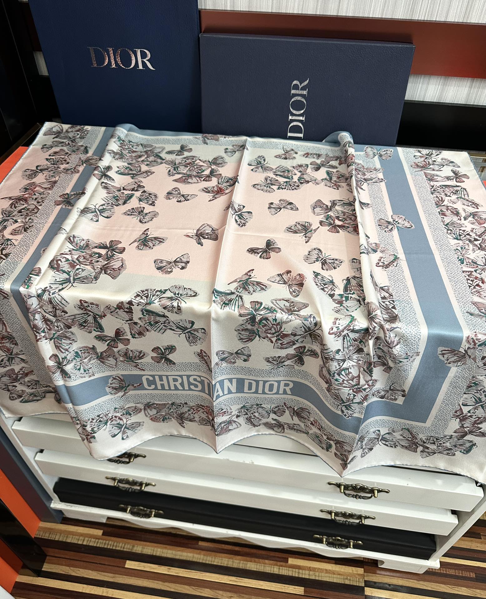Dior 新款 Dior 2026最新款 Camo 图案印花 以优雅而诗意的设计全新演绎蝴蝶主题 采用白色和淡粉色桑蚕丝斜纹面料精心制作 手工卷边 对比鲜明的淡粉色提花条形图案点缀以蝴蝶和 Christian Dior 标志提升格调 可系在颈部或作为头巾使用 Dior 造型