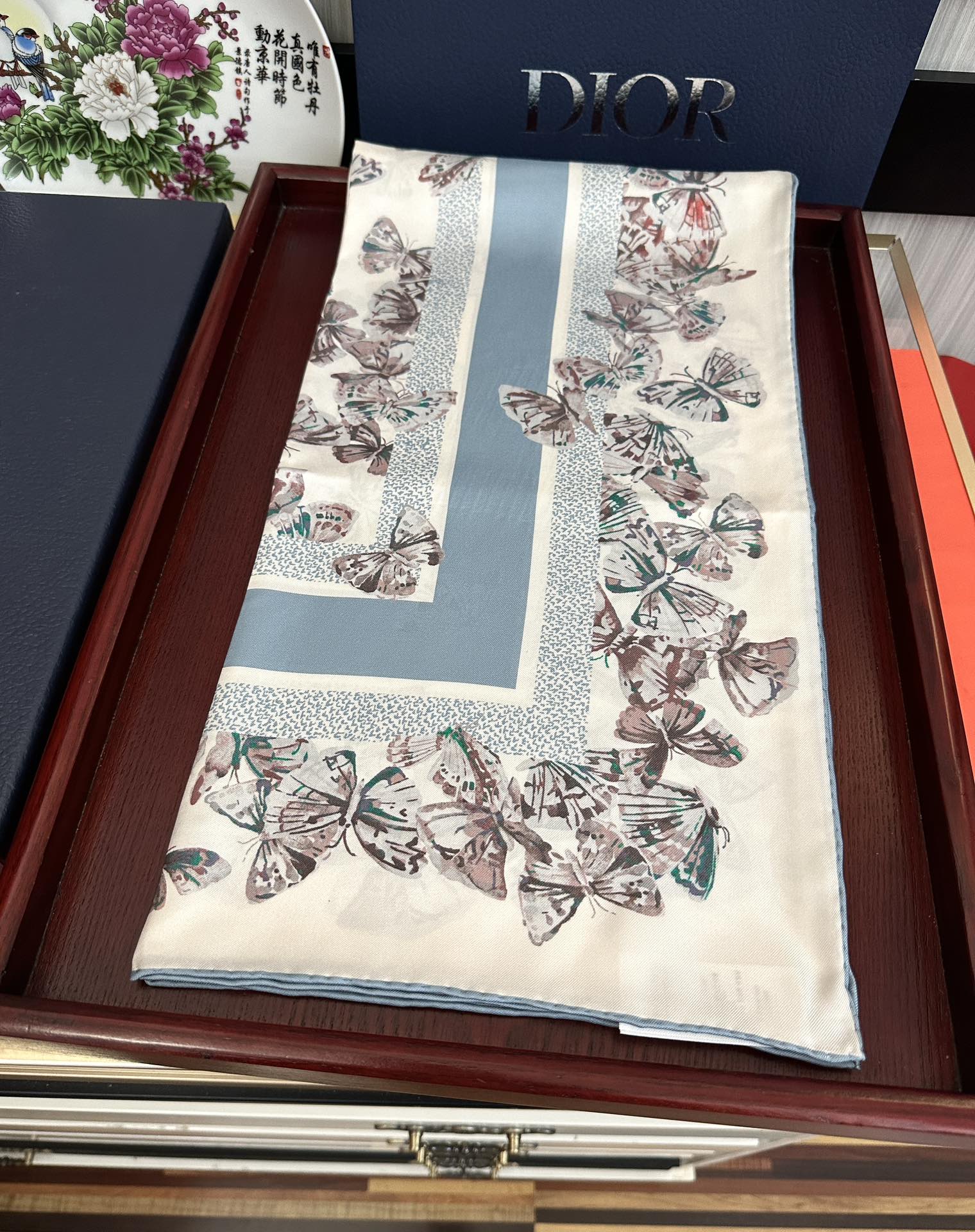 Dior 新款 Dior 2026最新款 Camo 图案印花 以优雅而诗意的设计全新演绎蝴蝶主题 采用白色和淡粉色桑蚕丝斜纹面料精心制作 手工卷边 对比鲜明的淡粉色提花条形图案点缀以蝴蝶和 Christian Dior 标志提升格调 可系在颈部或作为头巾使用 Dior 造型