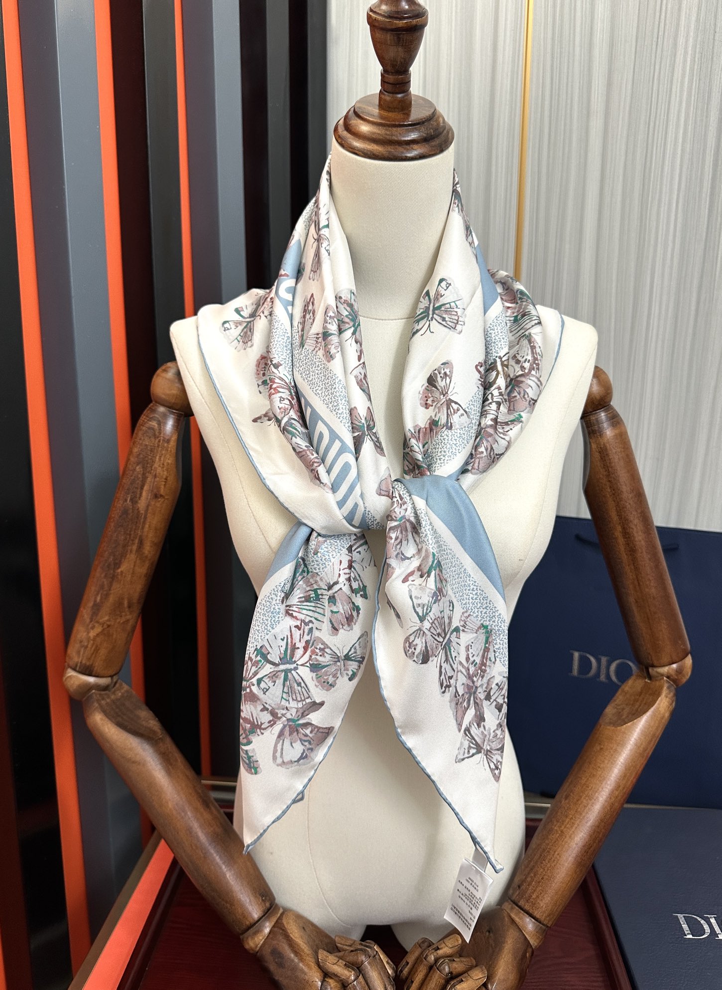 Dior 新款 Dior 2026最新款 Camo 图案印花 以优雅而诗意的设计全新演绎蝴蝶主题 采用白色和淡粉色桑蚕丝斜纹面料精心制作 手工卷边 对比鲜明的淡粉色提花条形图案点缀以蝴蝶和 Christian Dior 标志提升格调 可系在颈部或作为头巾使用 Dior 造型