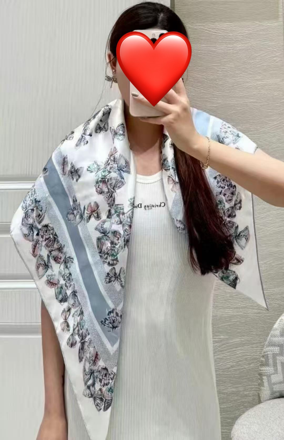 Dior 新款 Dior 2026最新款 Camo 图案印花 以优雅而诗意的设计全新演绎蝴蝶主题 采用白色和淡粉色桑蚕丝斜纹面料精心制作 手工卷边 对比鲜明的淡粉色提花条形图案点缀以蝴蝶和 Christian Dior 标志提升格调 可系在颈部或作为头巾使用 Dior 造型