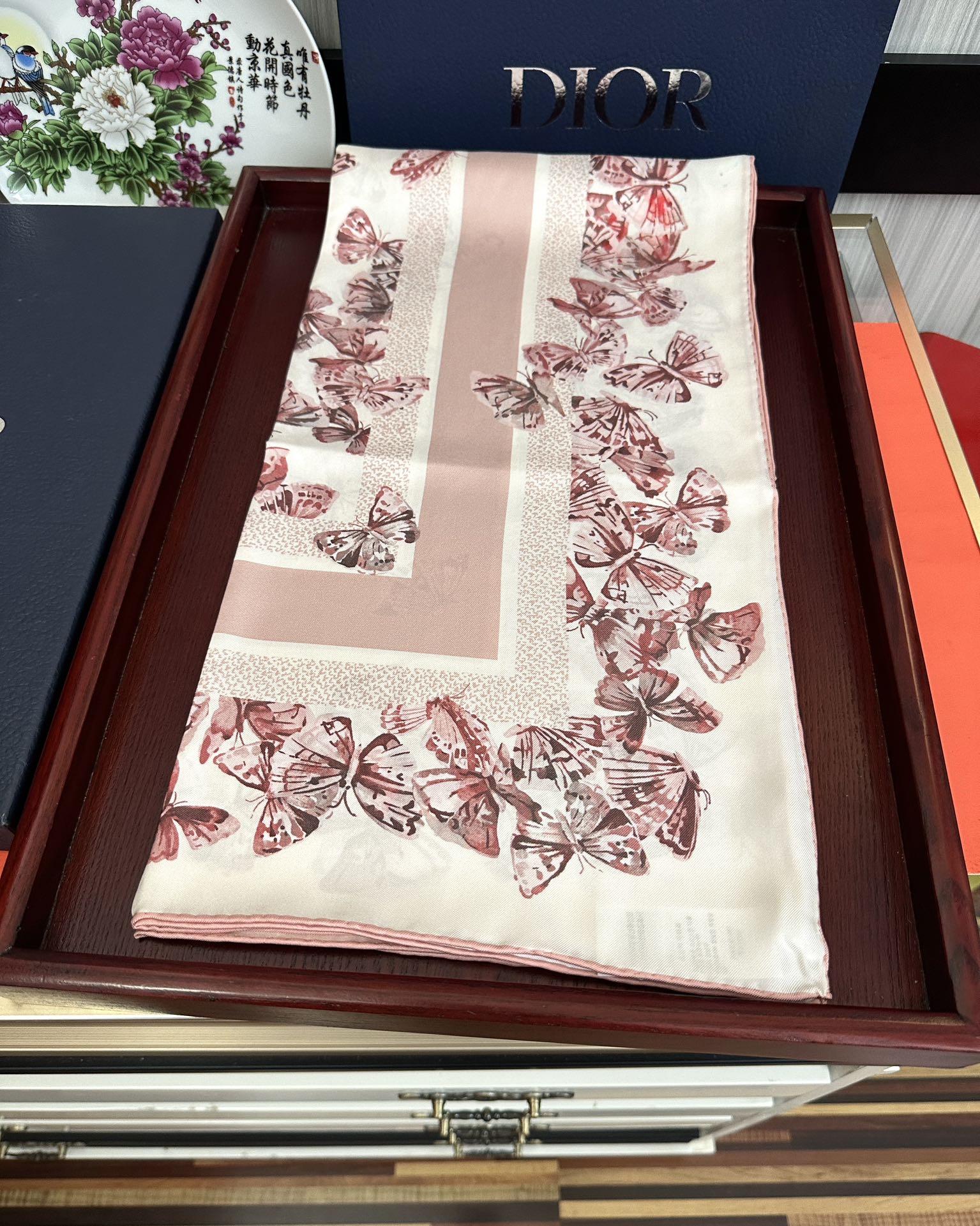 Dior 新款 Dior 2026最新款 Camo 图案印花 以优雅而诗意的设计全新演绎蝴蝶主题 采用白色和淡粉色桑蚕丝斜纹面料精心制作 手工卷边 对比鲜明的淡粉色提花条形图案点缀以蝴蝶和 Christian Dior 标志提升格调 可系在颈部或作为头巾使用 Dior 造型