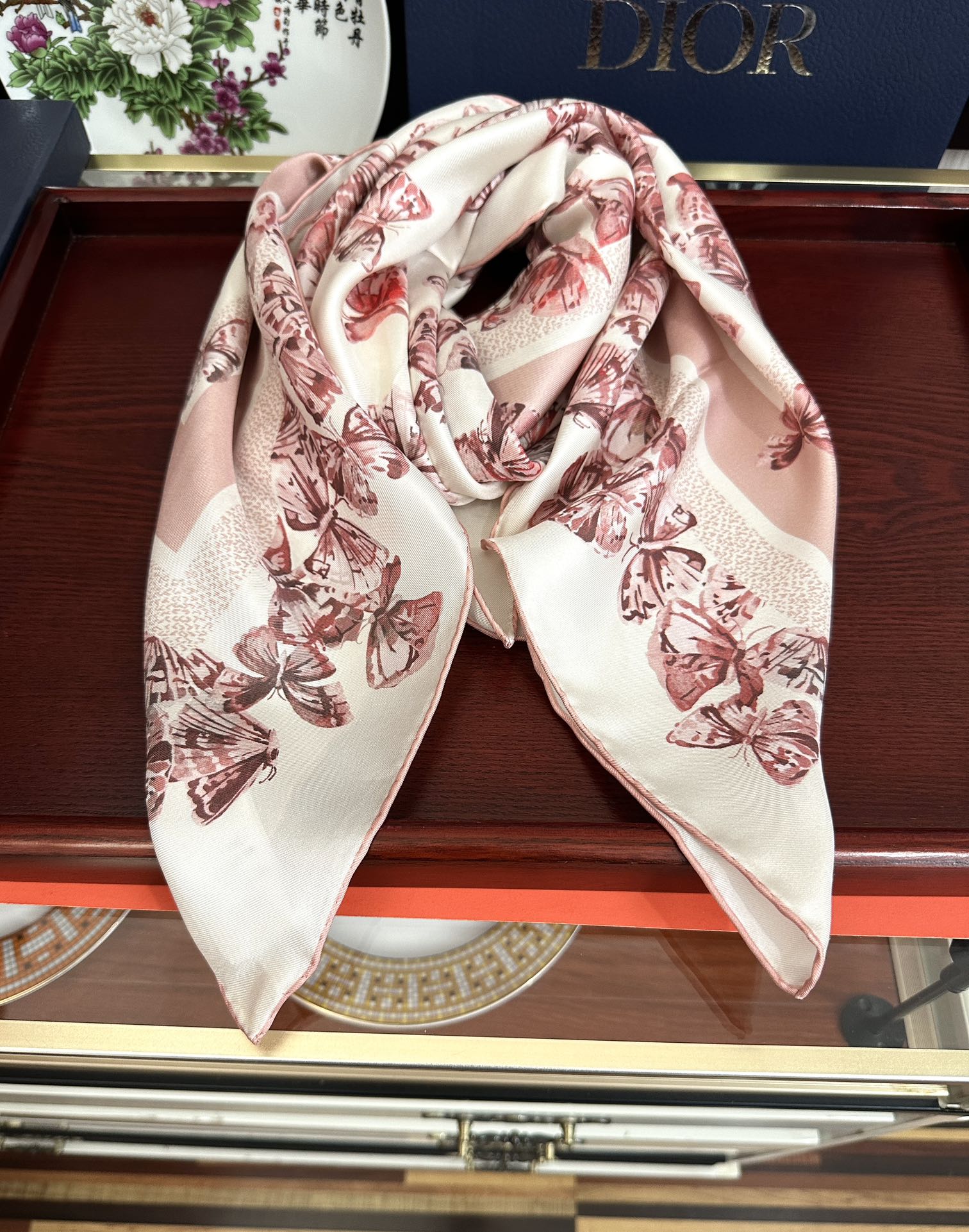 Dior 新款 Dior 2026最新款 Camo 图案印花 以优雅而诗意的设计全新演绎蝴蝶主题 采用白色和淡粉色桑蚕丝斜纹面料精心制作 手工卷边 对比鲜明的淡粉色提花条形图案点缀以蝴蝶和 Christian Dior 标志提升格调 可系在颈部或作为头巾使用 Dior 造型