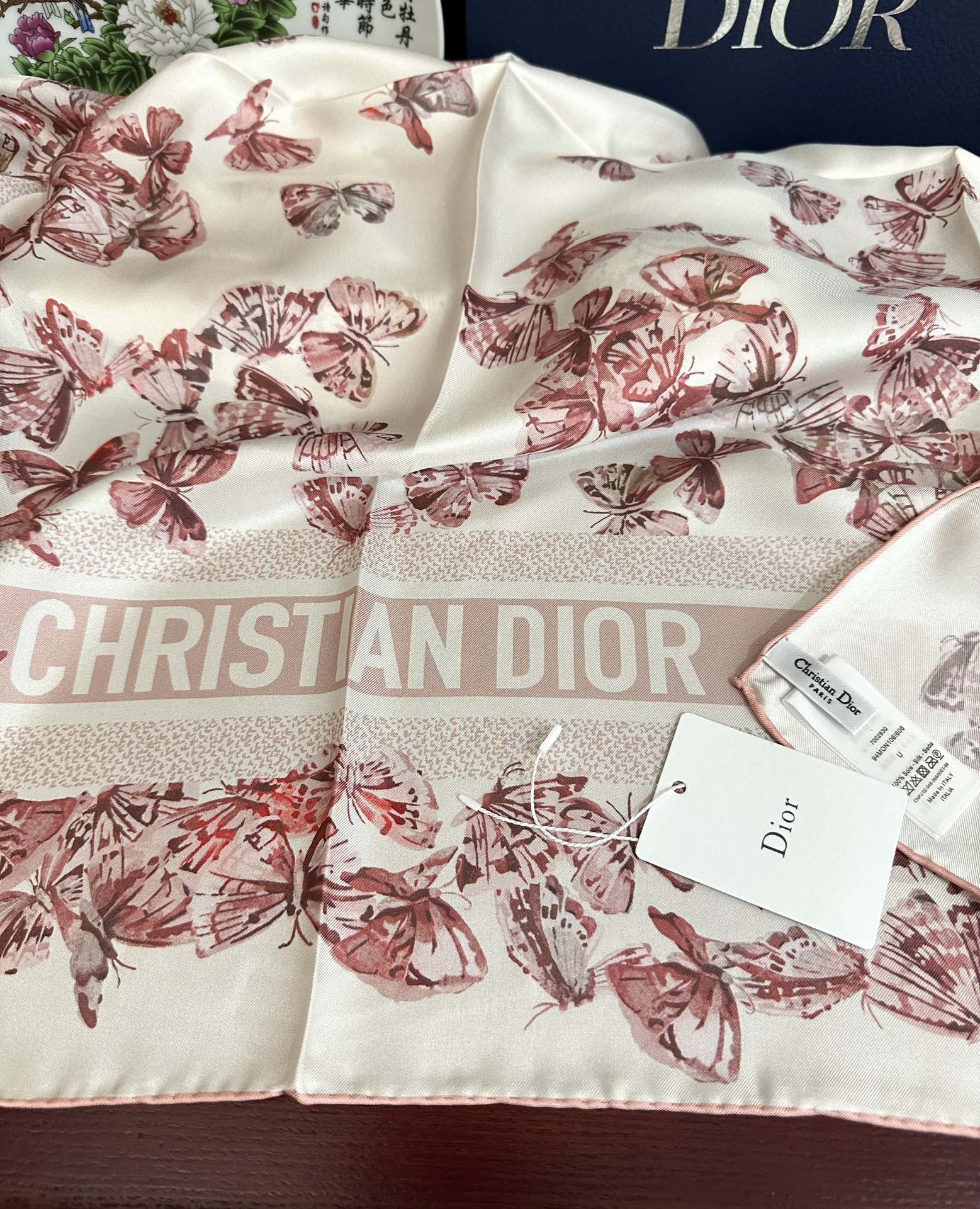 Dior 新款 Dior 2026最新款 Camo 图案印花 以优雅而诗意的设计全新演绎蝴蝶主题 采用白色和淡粉色桑蚕丝斜纹面料精心制作 手工卷边 对比鲜明的淡粉色提花条形图案点缀以蝴蝶和 Christian Dior 标志提升格调 可系在颈部或作为头巾使用 Dior 造型
