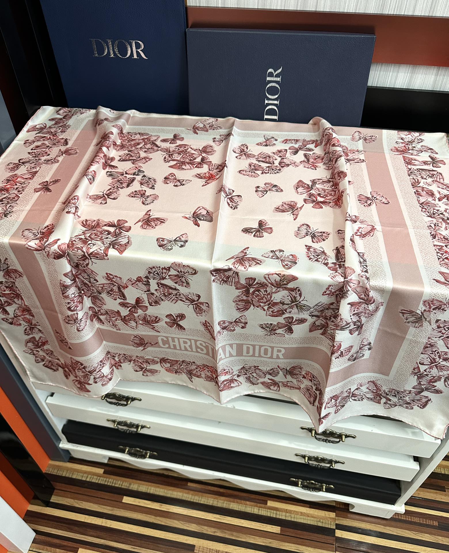 Dior 新款 Dior 2026最新款 Camo 图案印花 以优雅而诗意的设计全新演绎蝴蝶主题 采用白色和淡粉色桑蚕丝斜纹面料精心制作 手工卷边 对比鲜明的淡粉色提花条形图案点缀以蝴蝶和 Christian Dior 标志提升格调 可系在颈部或作为头巾使用 Dior 造型