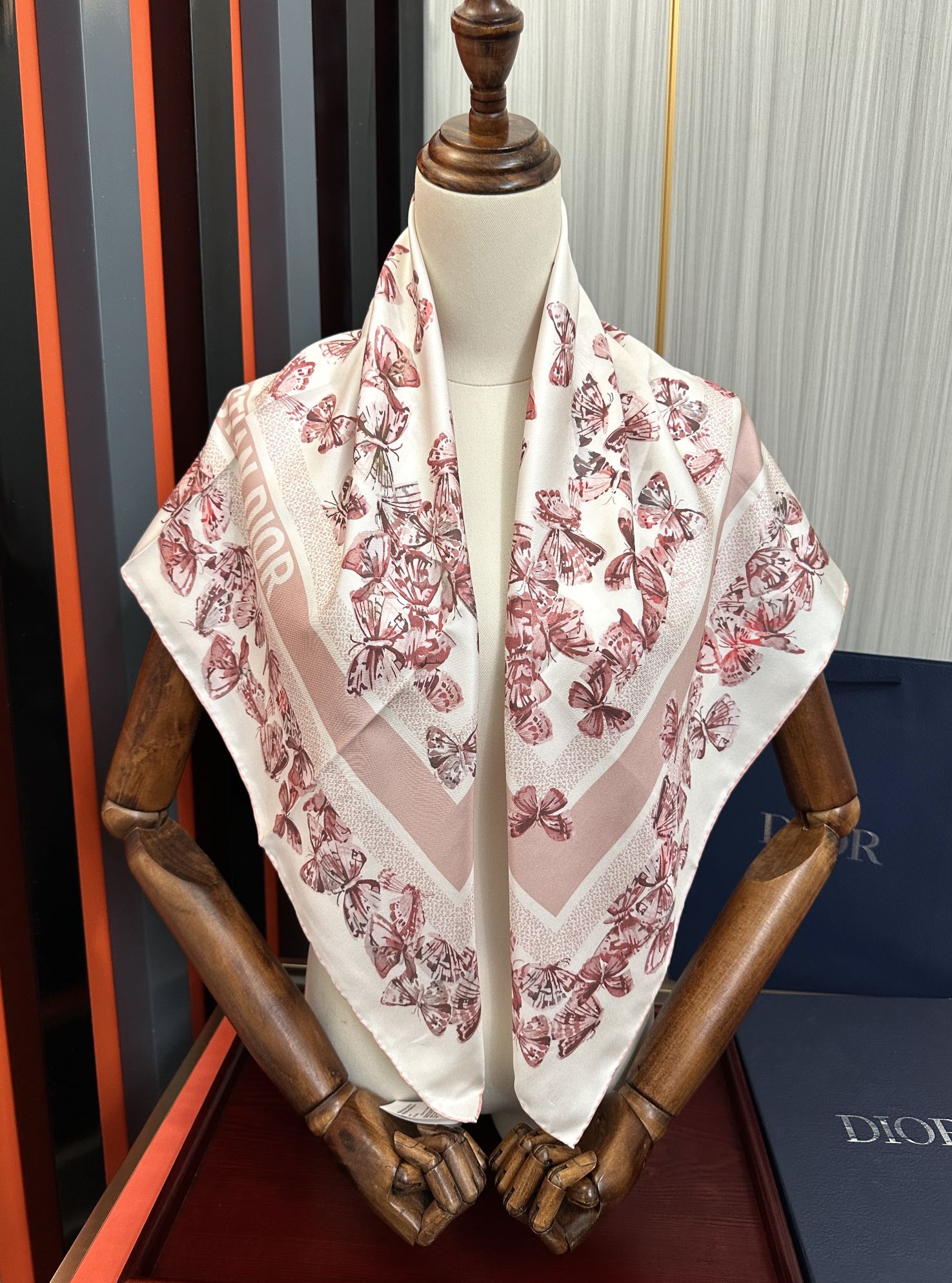 Dior 新款 Dior 2026最新款 Camo 图案印花 以优雅而诗意的设计全新演绎蝴蝶主题 采用白色和淡粉色桑蚕丝斜纹面料精心制作 手工卷边 对比鲜明的淡粉色提花条形图案点缀以蝴蝶和 Christian Dior 标志提升格调 可系在颈部或作为头巾使用 Dior 造型