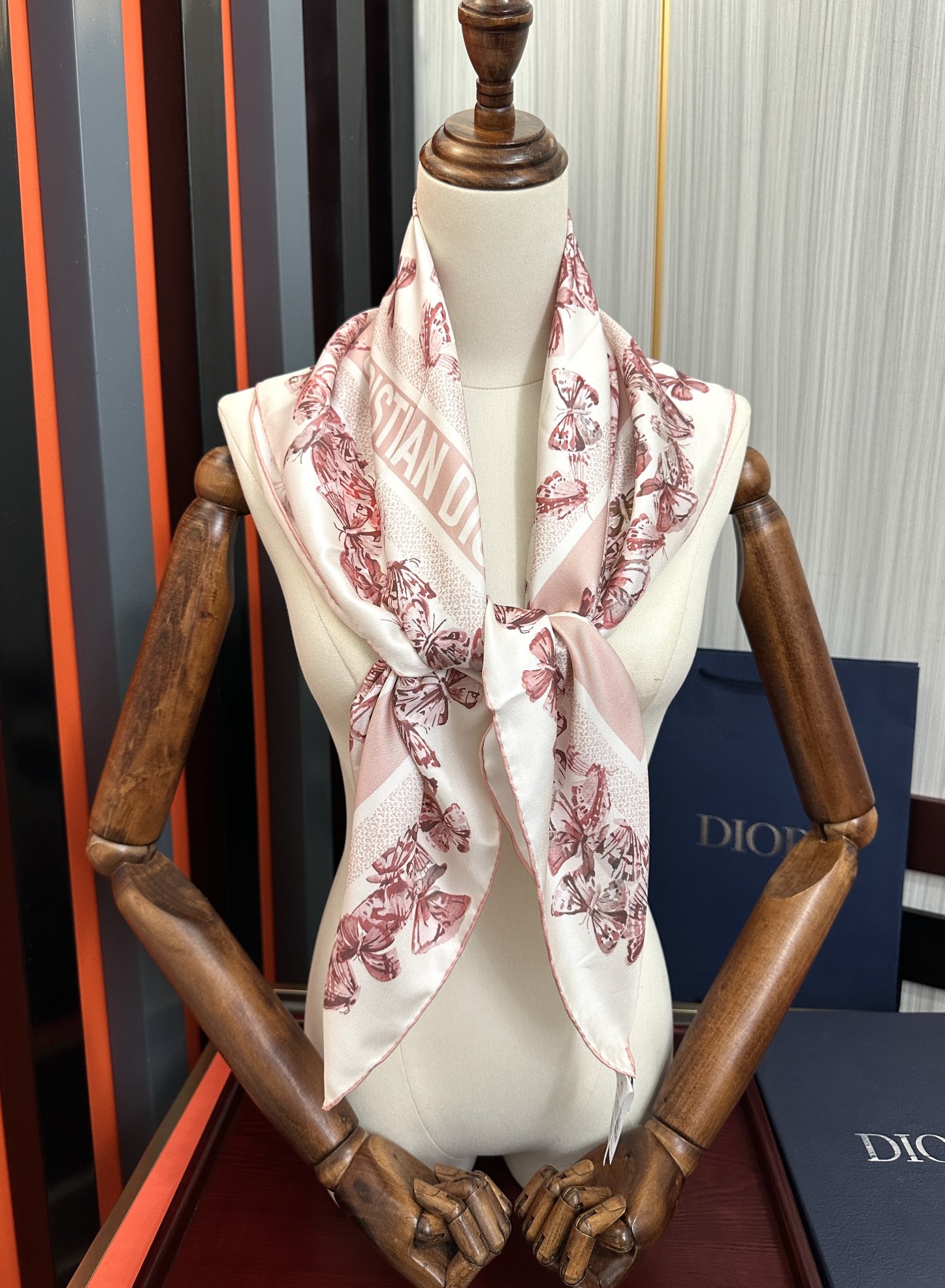 Dior 新款 Dior 2026最新款 Camo 图案印花 以优雅而诗意的设计全新演绎蝴蝶主题 采用白色和淡粉色桑蚕丝斜纹面料精心制作 手工卷边 对比鲜明的淡粉色提花条形图案点缀以蝴蝶和 Christian Dior 标志提升格调 可系在颈部或作为头巾使用 Dior 造型
