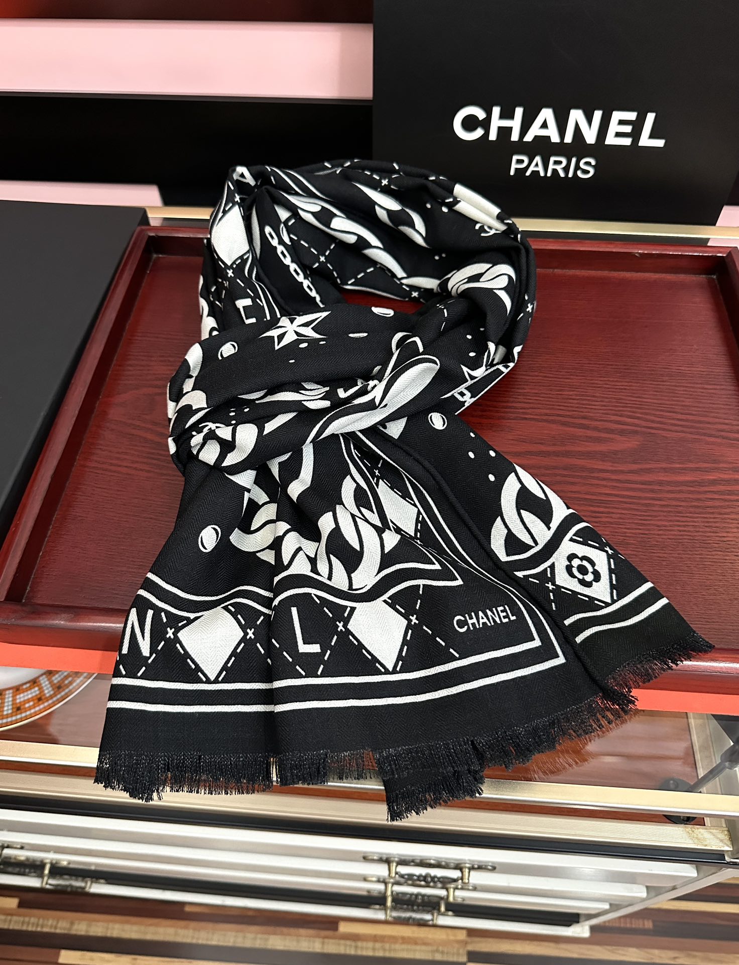 Chanel 新款 小香2026 双面同色 双c涂鸦黑白搭配 设计 太美了 下手一定要快 四季都可以用 真心美的让人非常非上身效果简直美翻了 品质非常完美 整个围巾给人气场的同时又非常 秀丽 绝对值得入手的新款 实物一拿到就会庆幸自己是女人的绝美好货 尺寸：65x185