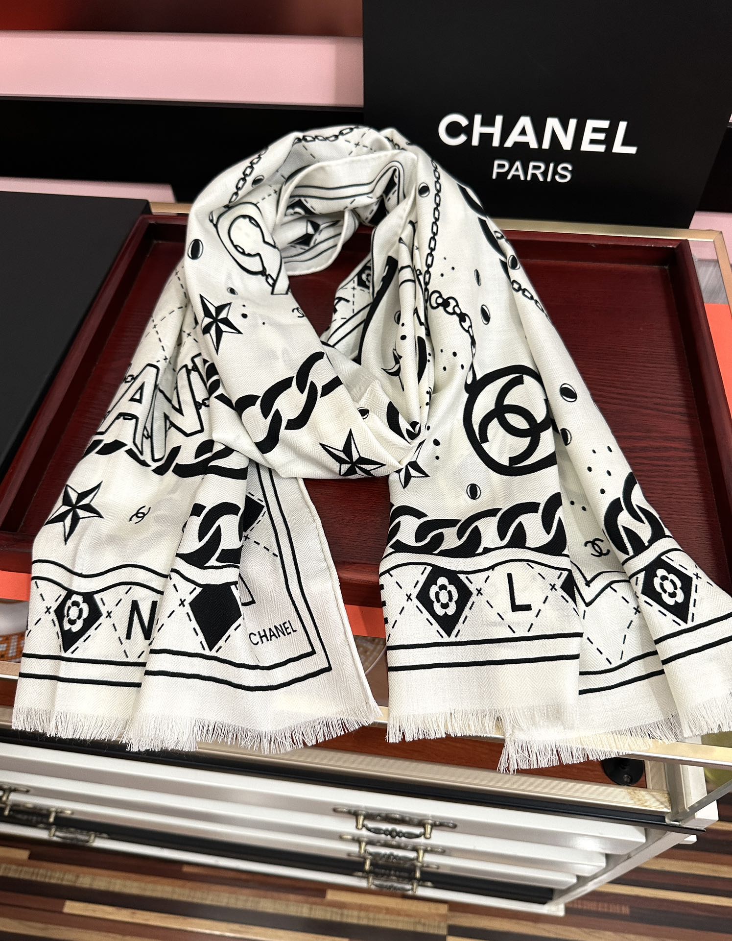 Chanel 新款 小香2026 双面同色 双c涂鸦黑白搭配 设计 太美了 下手一定要快 四季都可以用 真心美的让人非常非上身效果简直美翻了 品质非常完美 整个围巾给人气场的同时又非常 秀丽 绝对值得入手的新款 实物一拿到就会庆幸自己是女人的绝美好货 尺寸：65x185