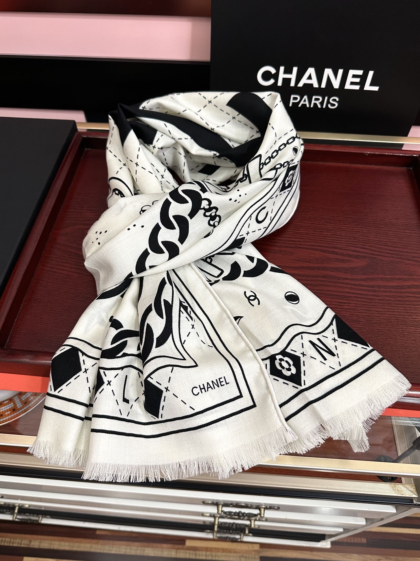 Chanel 新款 小香2026 双面同色 双c涂鸦黑白搭配 设计 太美了 下手一定要快 四季都可以用 真心美的让人非常非上身效果简直美翻了 品质非常完美 整个围巾给人气场的同时又非常 秀丽 绝对值得入手的新款 实物一拿到就会庆幸自己是女人的绝美好货 尺寸：65x185