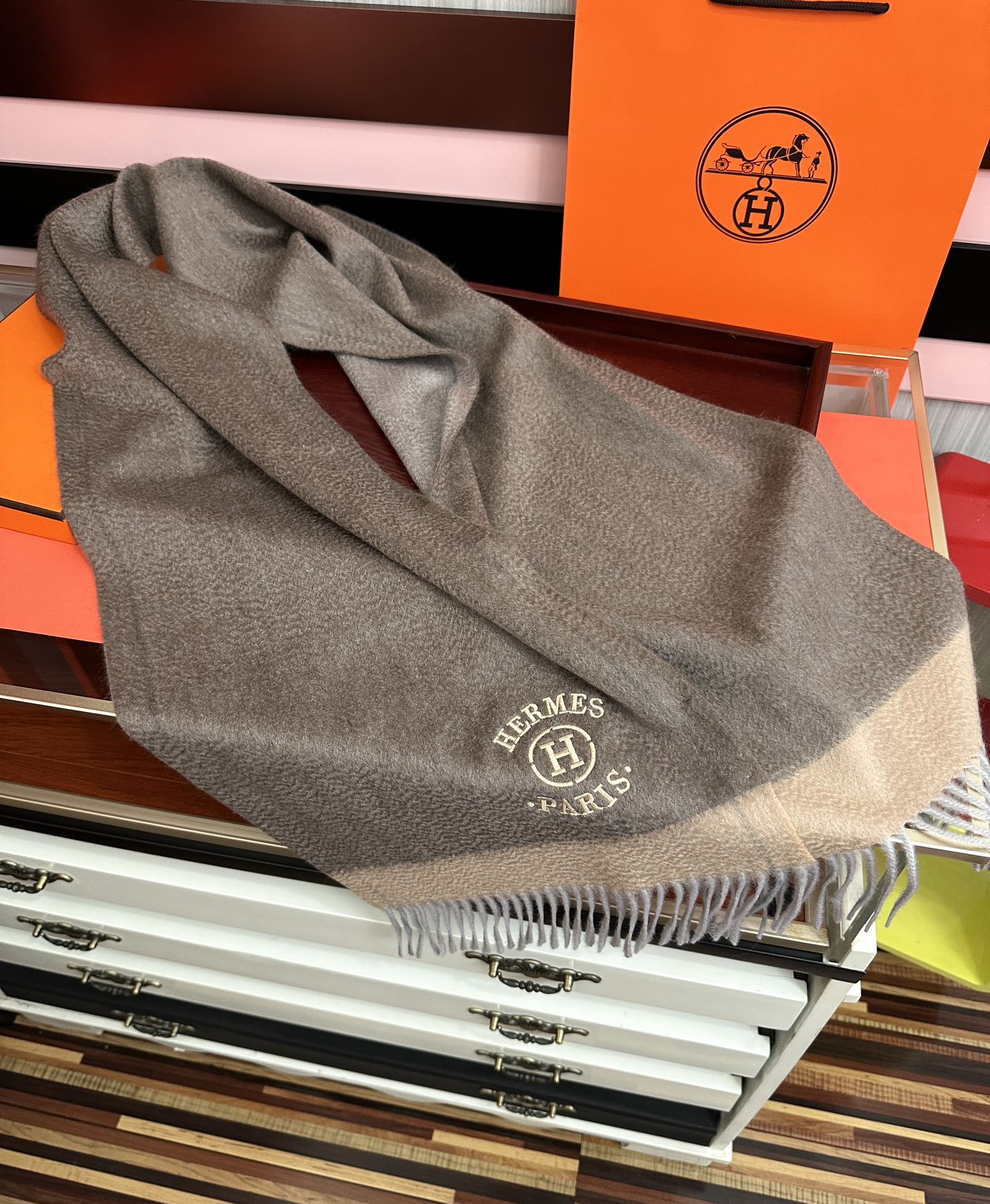 Hermès 125%山羊绒 爱马仕 采用内蒙古山羊绒 2026最新款男女通用 重磅推荐 的格子
