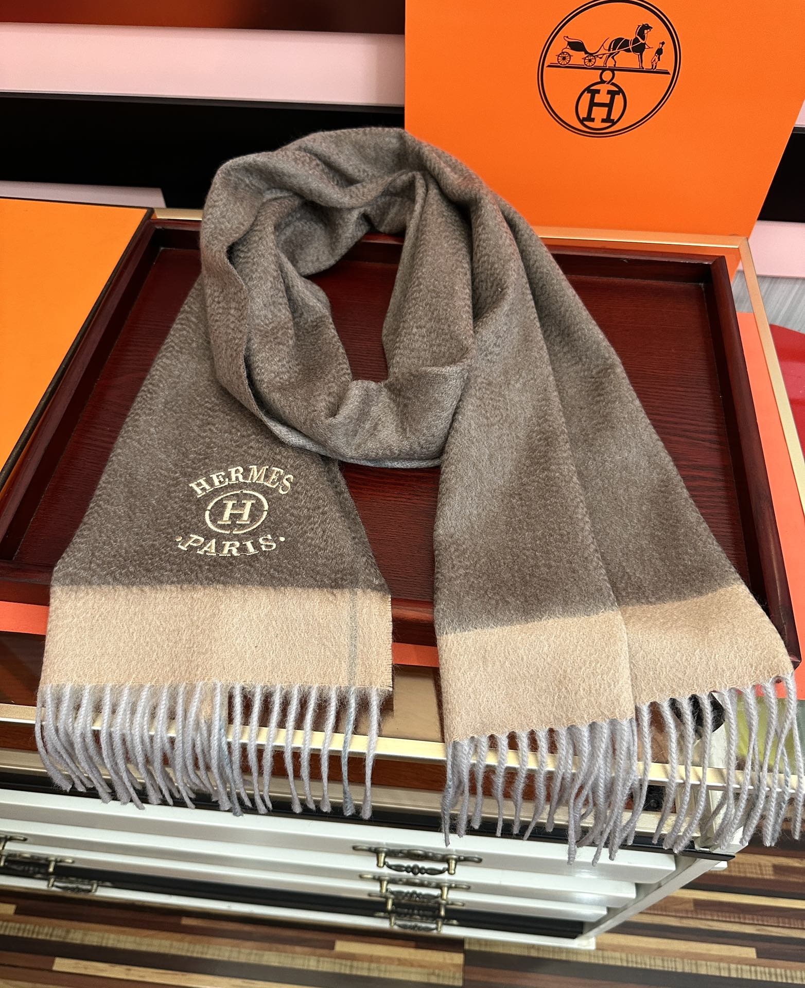 Hermès 125%山羊绒 爱马仕 采用内蒙古山羊绒 2026最新款男女通用 重磅推荐 的格子