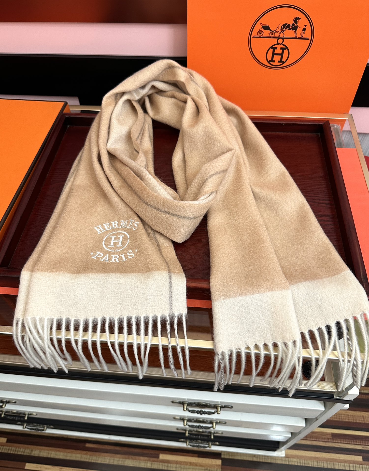 Hermès 125%山羊绒 爱马仕 采用内蒙古山羊绒 2026最新款男女通用 重磅推荐 的格子