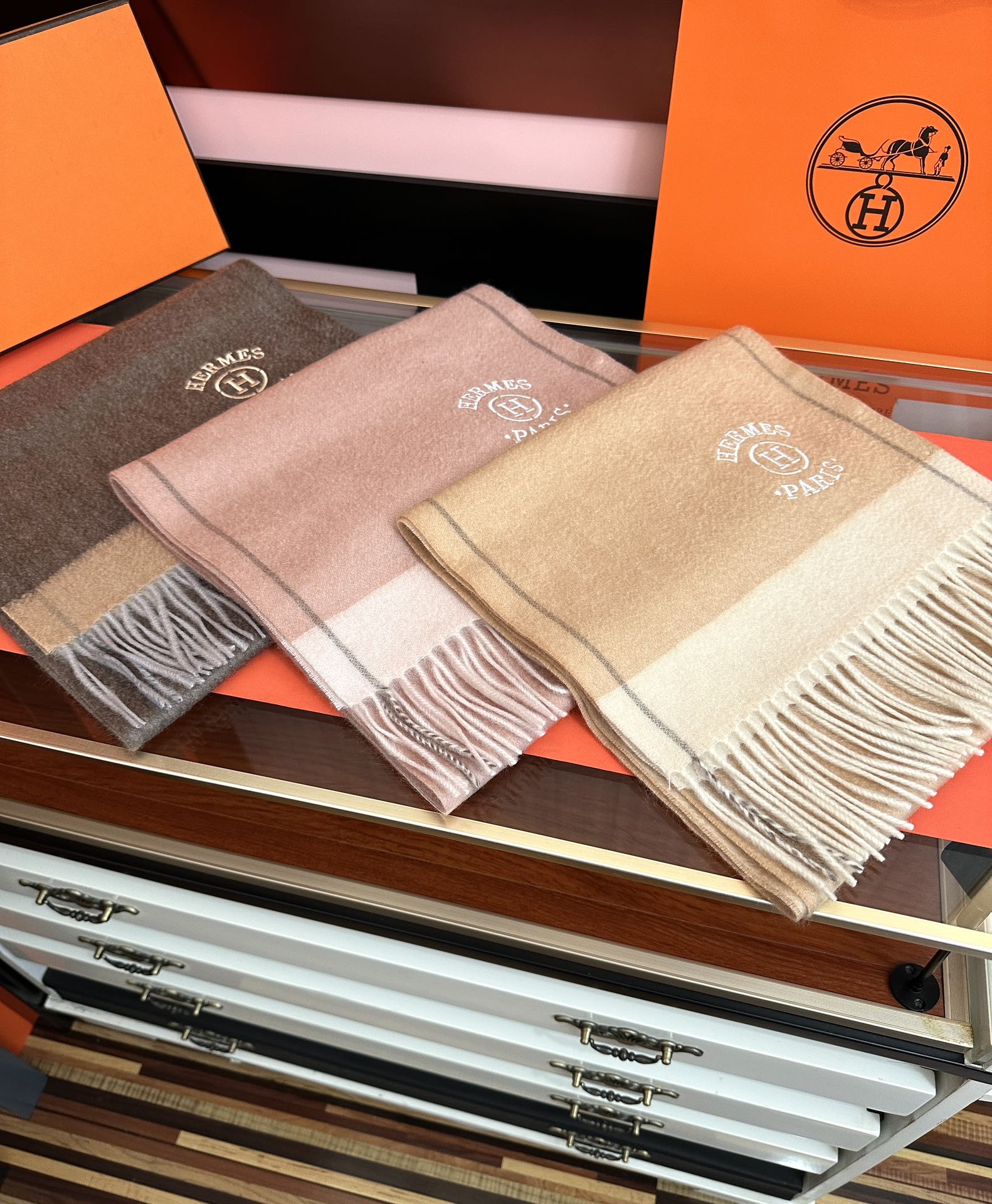 Hermès 125%山羊绒 爱马仕 采用内蒙古山羊绒 2026最新款男女通用 重磅推荐 的格子