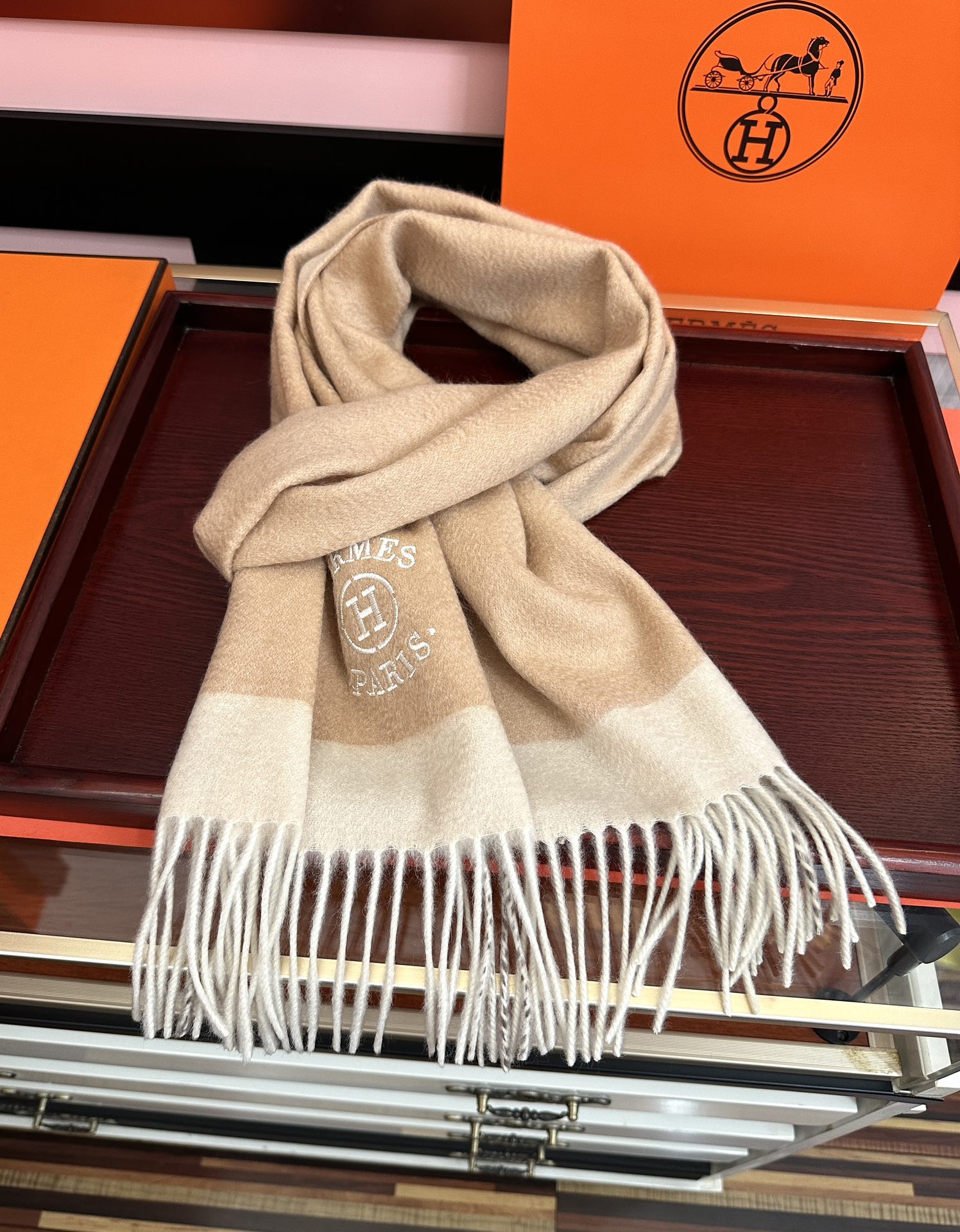 Hermès 125%山羊绒 爱马仕 采用内蒙古山羊绒 2026最新款男女通用 重磅推荐 的格子