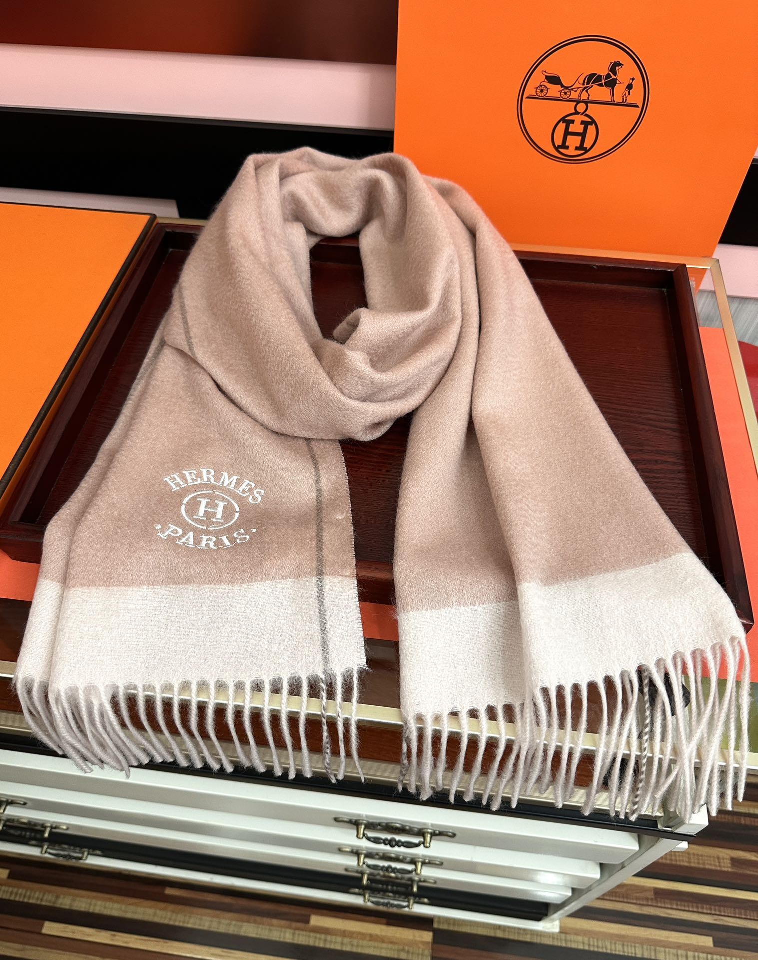 Hermès 125%山羊绒 爱马仕 采用内蒙古山羊绒 2026最新款男女通用 重磅推荐 的格子