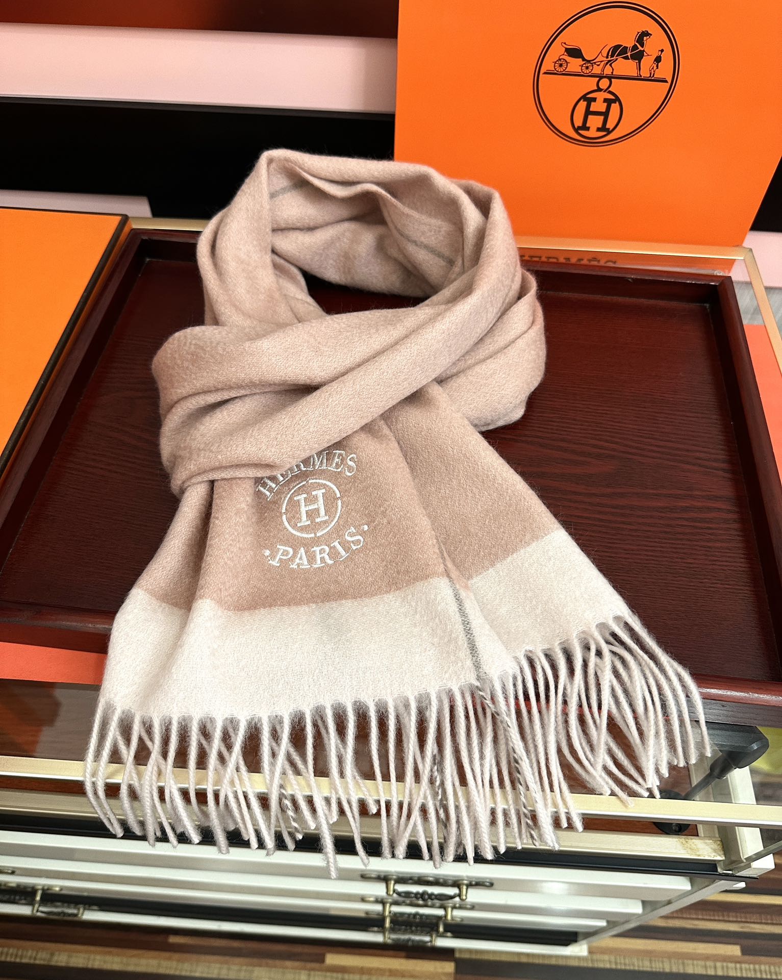 Hermès 125%山羊绒 爱马仕 采用内蒙古山羊绒 2026最新款男女通用 重磅推荐 的格子