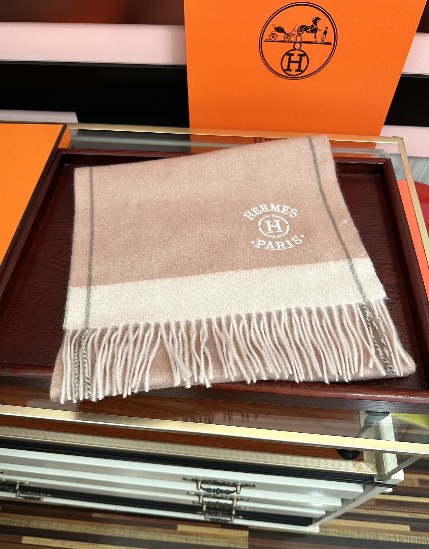 Hermès 125%山羊绒 爱马仕 采用内蒙古山羊绒 2026最新款男女通用 重磅推荐 的格子