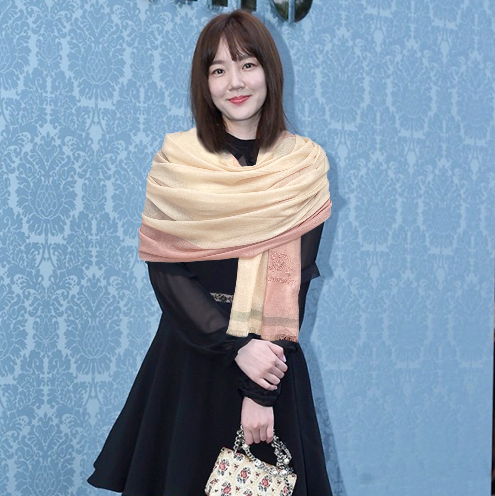 NO:729314,The new 2016 Burberry highly recommends the plaid that has been popular for N years. Everyone likes fashionable people. They have several Burberry scarves in their wardrobes. Changing a scarf is enough to give you a completely new look. High-end quality, different folds can bring out different styles, the fabric is soft and comfortable, and various styles of high-version scarves for intellectual celebrities, high-version scarves, burberry, burberry19860909上新2016 巴宝莉重磅推荐太美了火爆N年的格子,人人都喜欢时潮人都有好几条巴家围巾放在衣橱,换条围巾就足够让你有焕然一新的感觉.高端品质,不同折叠可以带出不同款式,面料柔软舒适,知性名媛各种风格高版本围巾,高版本围巾,burberry,burberry,scarf