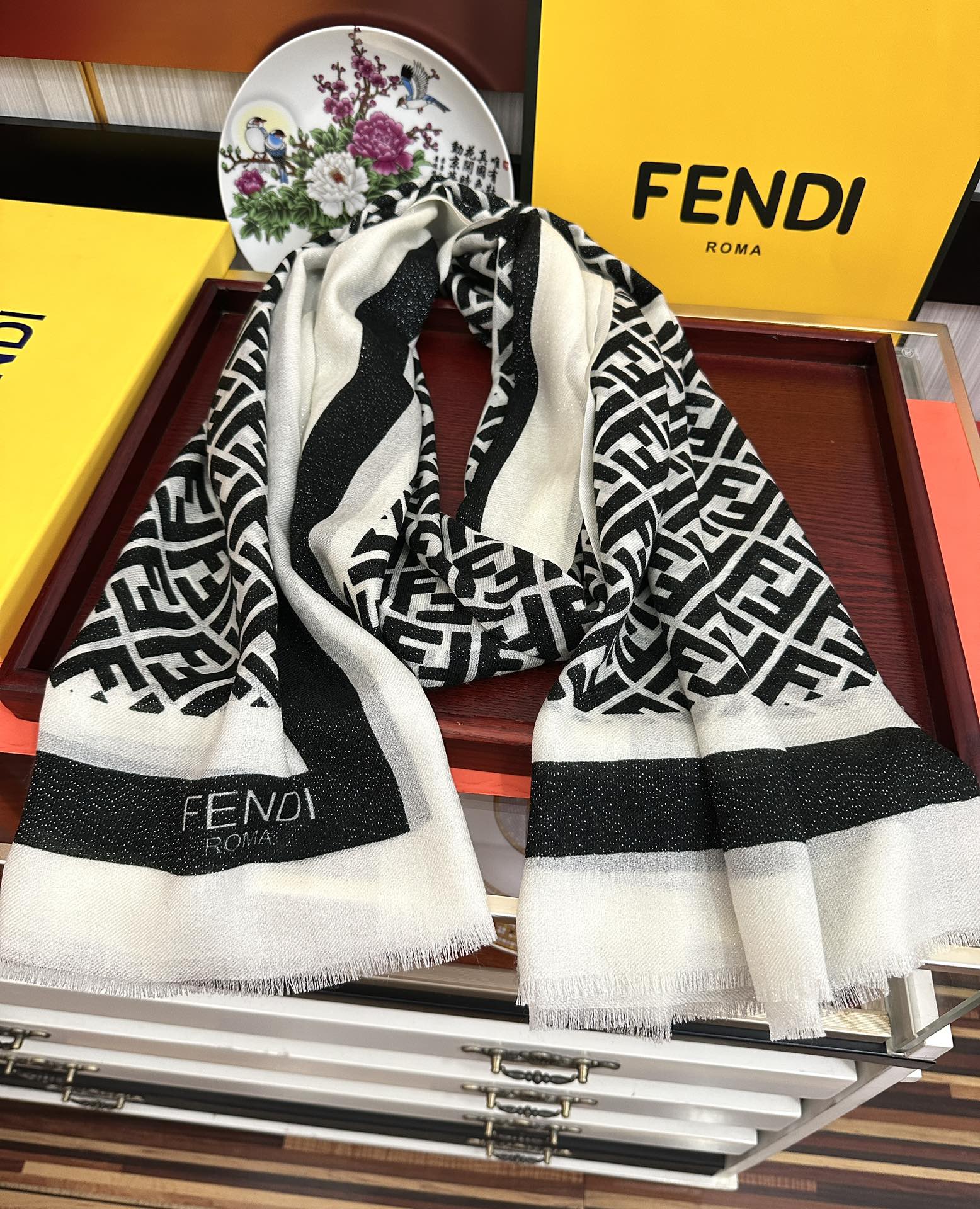 。新款2026  F家最新款银丝【FF银丝印花长巾】💟 度假及日常都非常好搭配的款😍订】一看到就想去旅游