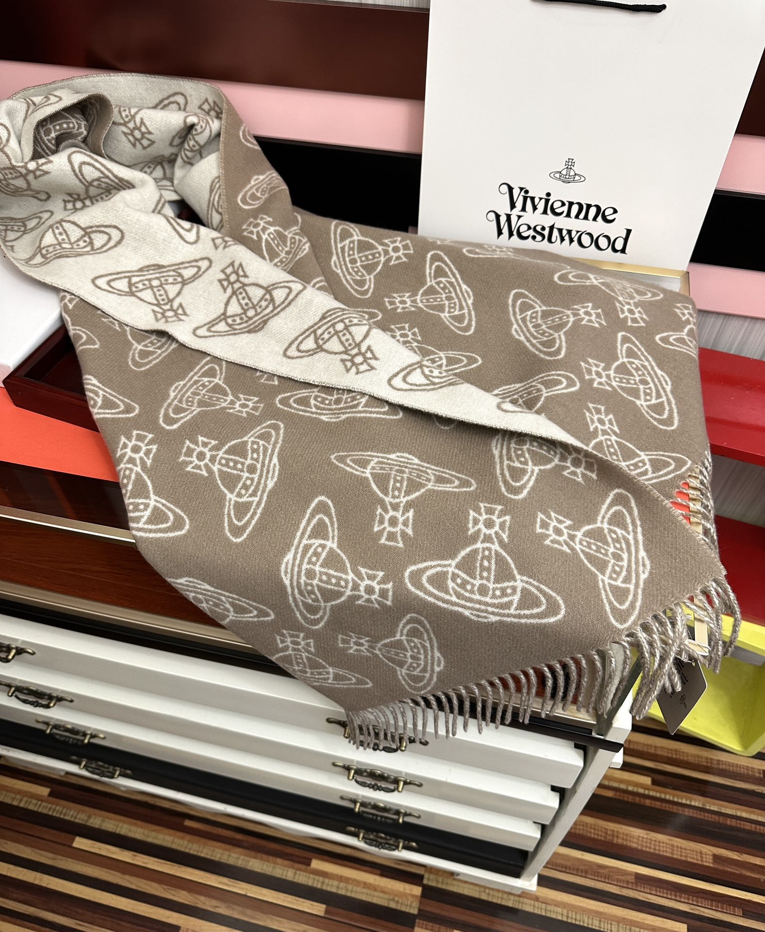 。新款“西太后Vivienne Westwood”最爱的土星从精神上[得意]才是最能代表英国人的时尚品牌