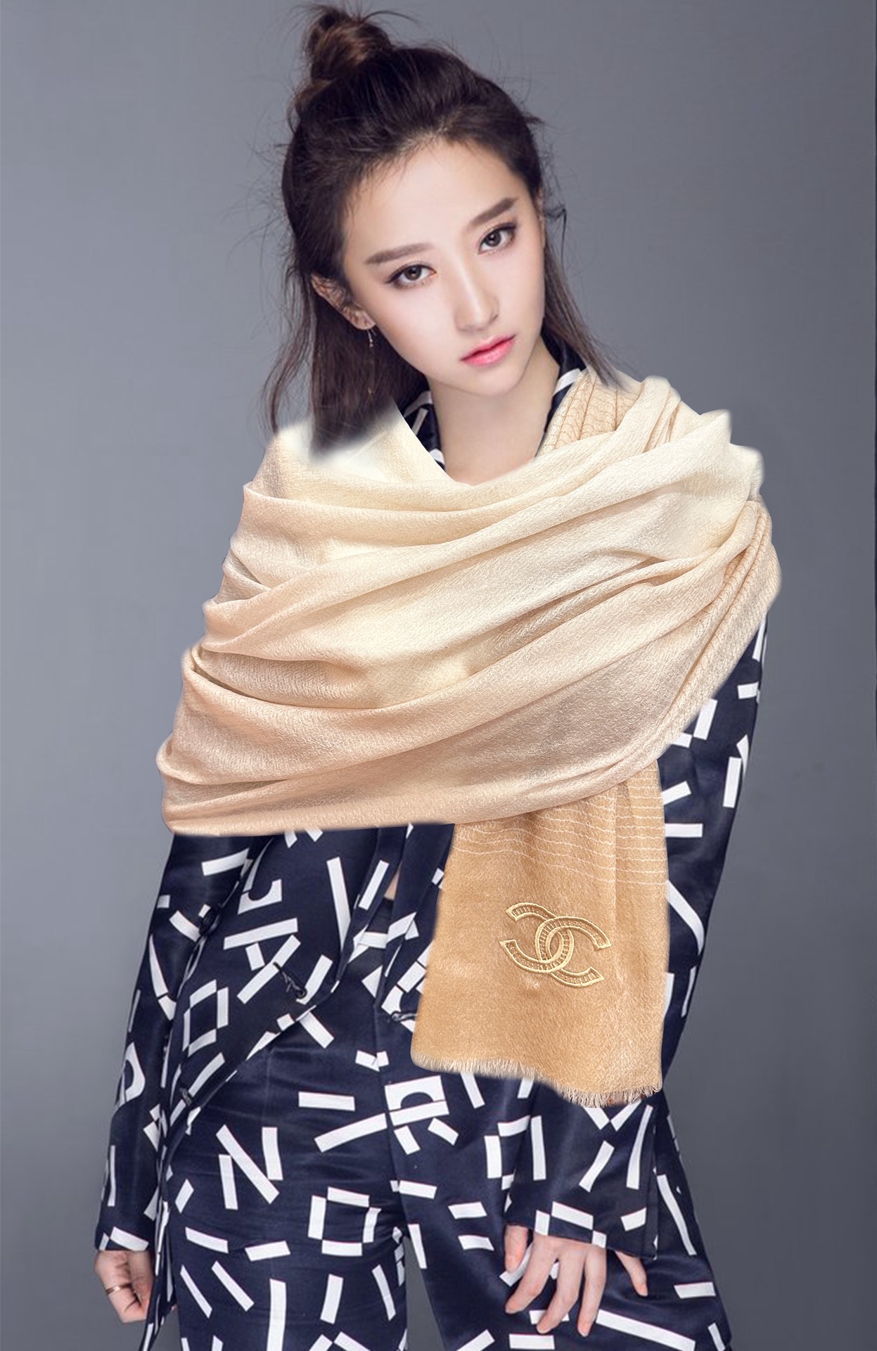 NO:821358,The new 2016 Xiaoxiang heavy recommendation is so beautiful. Everyone likes fashionable people. They have several scarves in their wardrobes. Changing a scarf is enough to give you a completely new look. High-end quality, different folds can bring out different styles, the fabric is soft and comfortable, and can be worn by intellectual celebrities in various styles in air-conditioned rooms in shopping malls. Size: 80x, material: cashmere high version scarf, high version scarf19860909上新2016 小香重磅推荐太美了,人人都喜欢时潮人都有好几条围巾放在衣橱,换条围巾就足够让你有焕然一新的感觉.高端品质,不同折叠可以带出不同款式,面料柔软舒适,知性名媛各种风格通吃款空调房商场里都可以披着,尺寸:80x,材质:山羊绒高版本围巾,高版本围巾,scarf