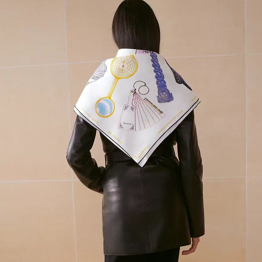 。2011 最新款 HERMES 重磅[庆祝]【形影相随】方巾[嘴唇]精简时髦，品质感很显好[得意]好搭