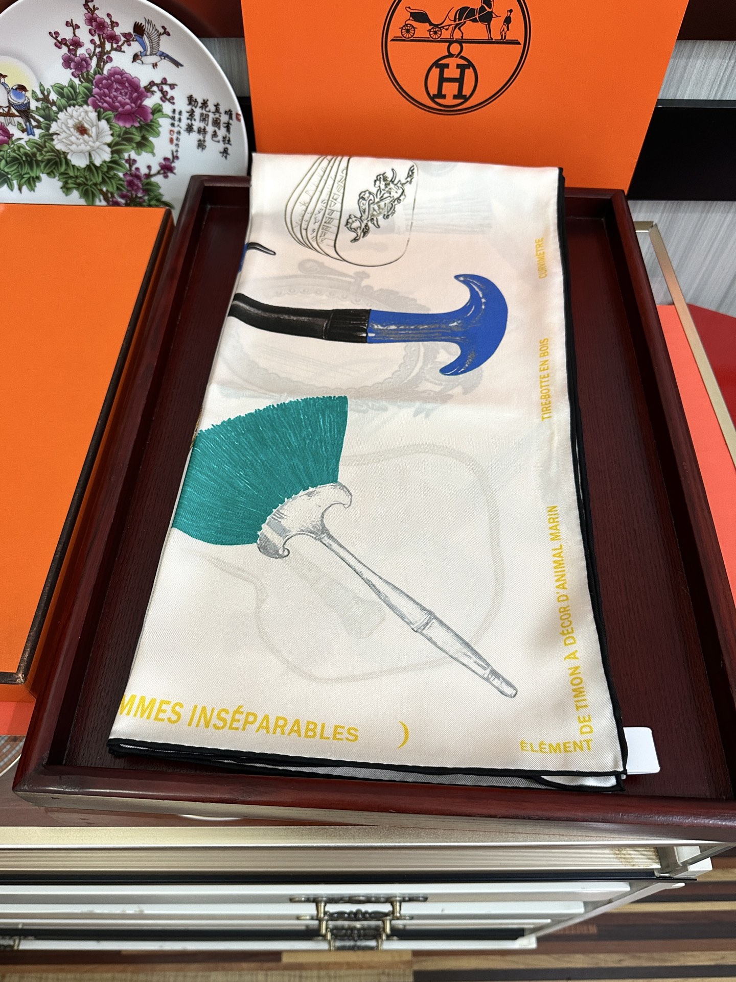 。2011 最新款 HERMES 重磅[庆祝]【形影相随】方巾[嘴唇]精简时髦，品质感很显好[得意]好搭
