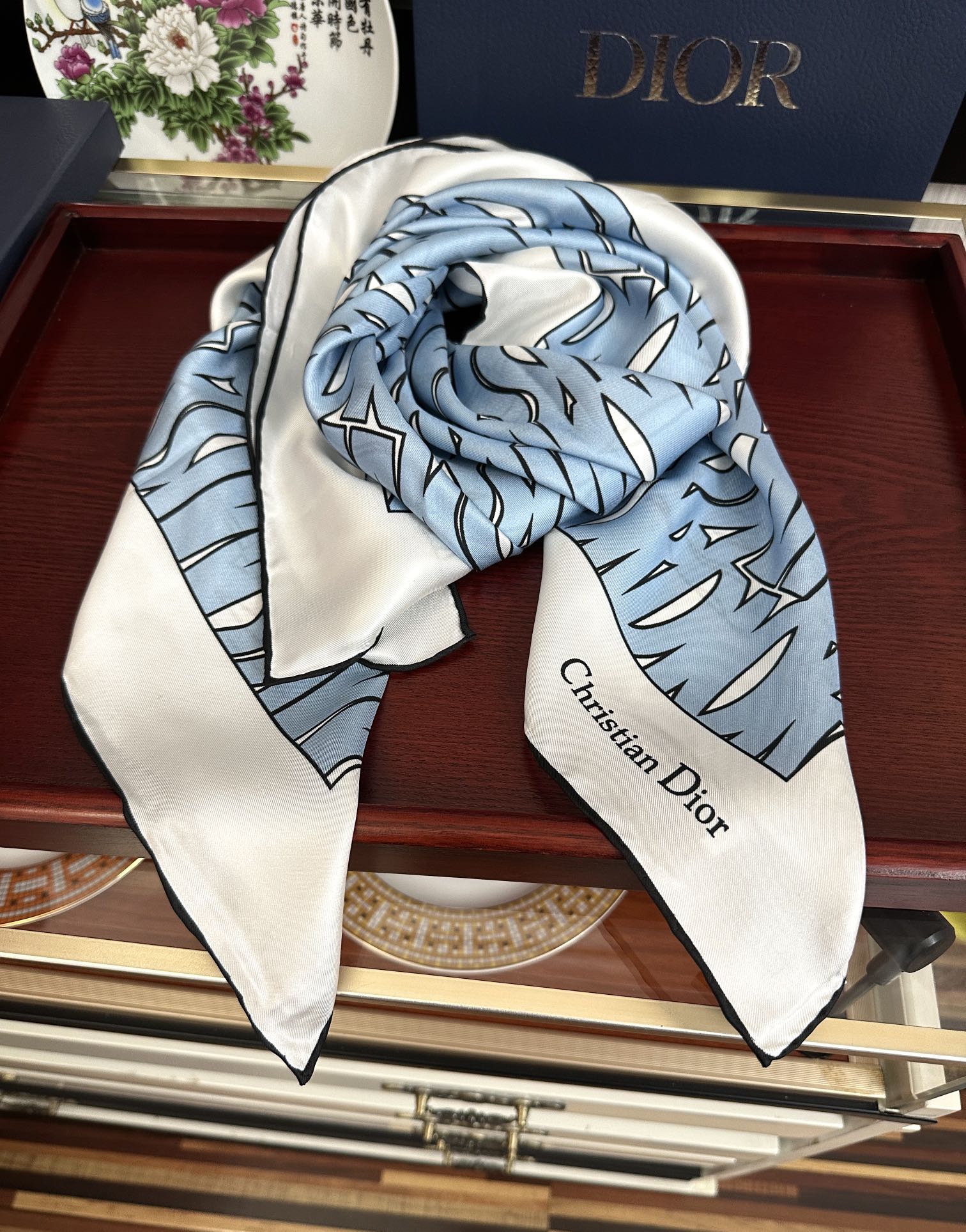 。Dior Chardons 2026新款 图案印花[得意]展示象征着保护[色]韧性和自由的苏格兰[庆祝