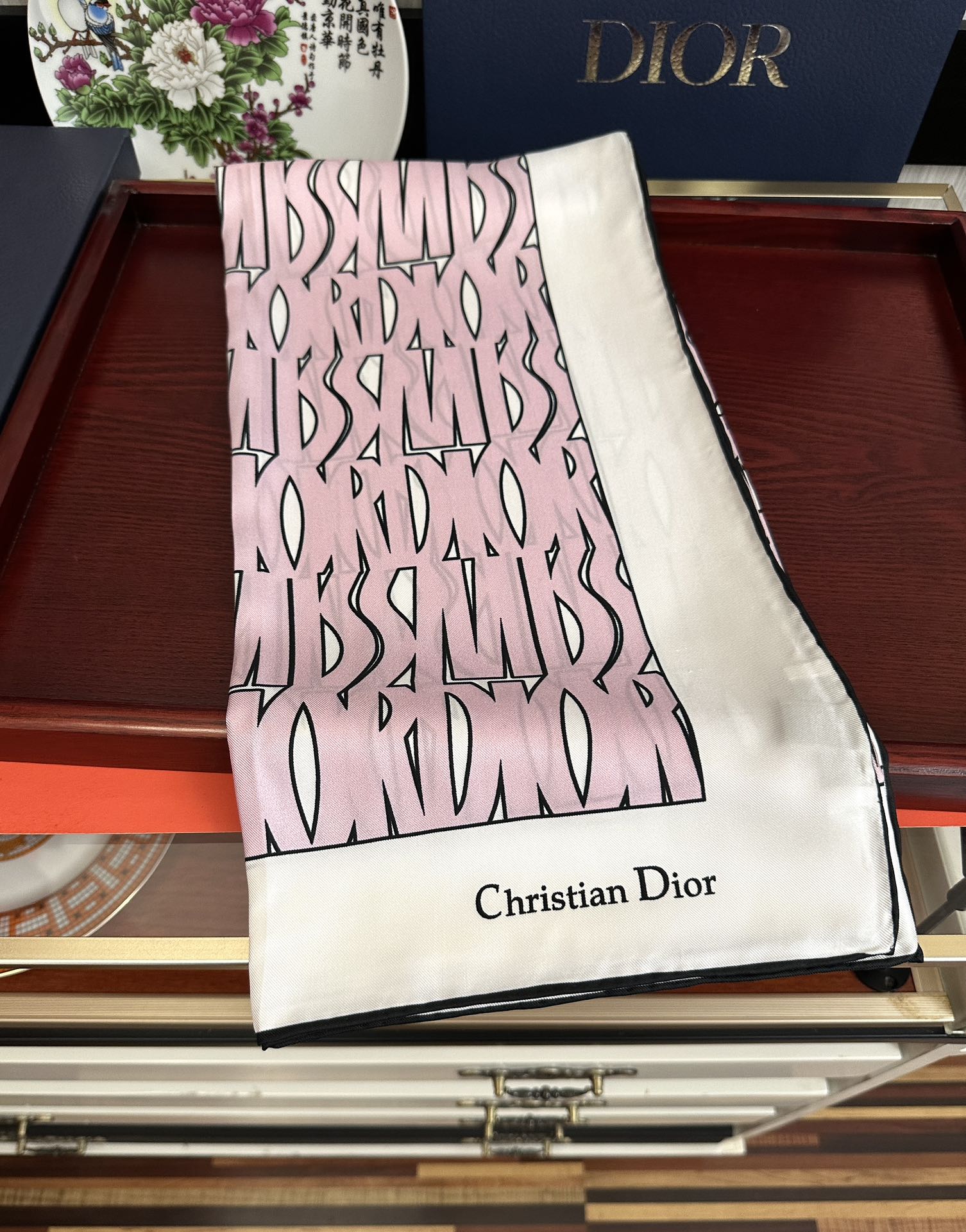 。Dior Chardons 2026新款 图案印花[得意]展示象征着保护[色]韧性和自由的苏格兰[庆祝
