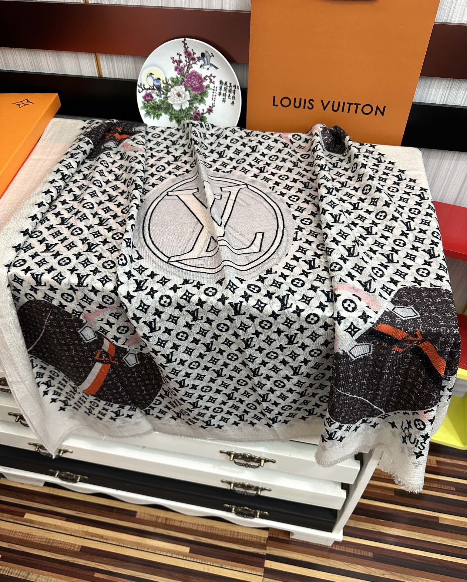 上新L V 银丝2026 最新款[庆祝]顶级设计太美了，真心赞👍羊绒长巾😘💍实物真心美 🎀披肩配以印花💓