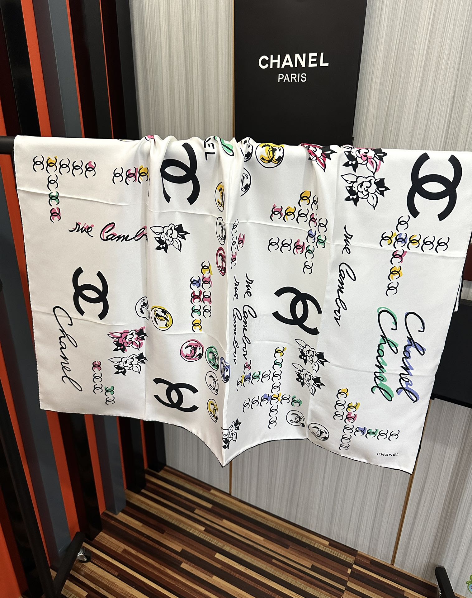 。双面同色 香奈儿18姆米 高版本👍香奶奶永远都是比较经典[發]一条印有字母Logo交织图案巧妙搭配[得