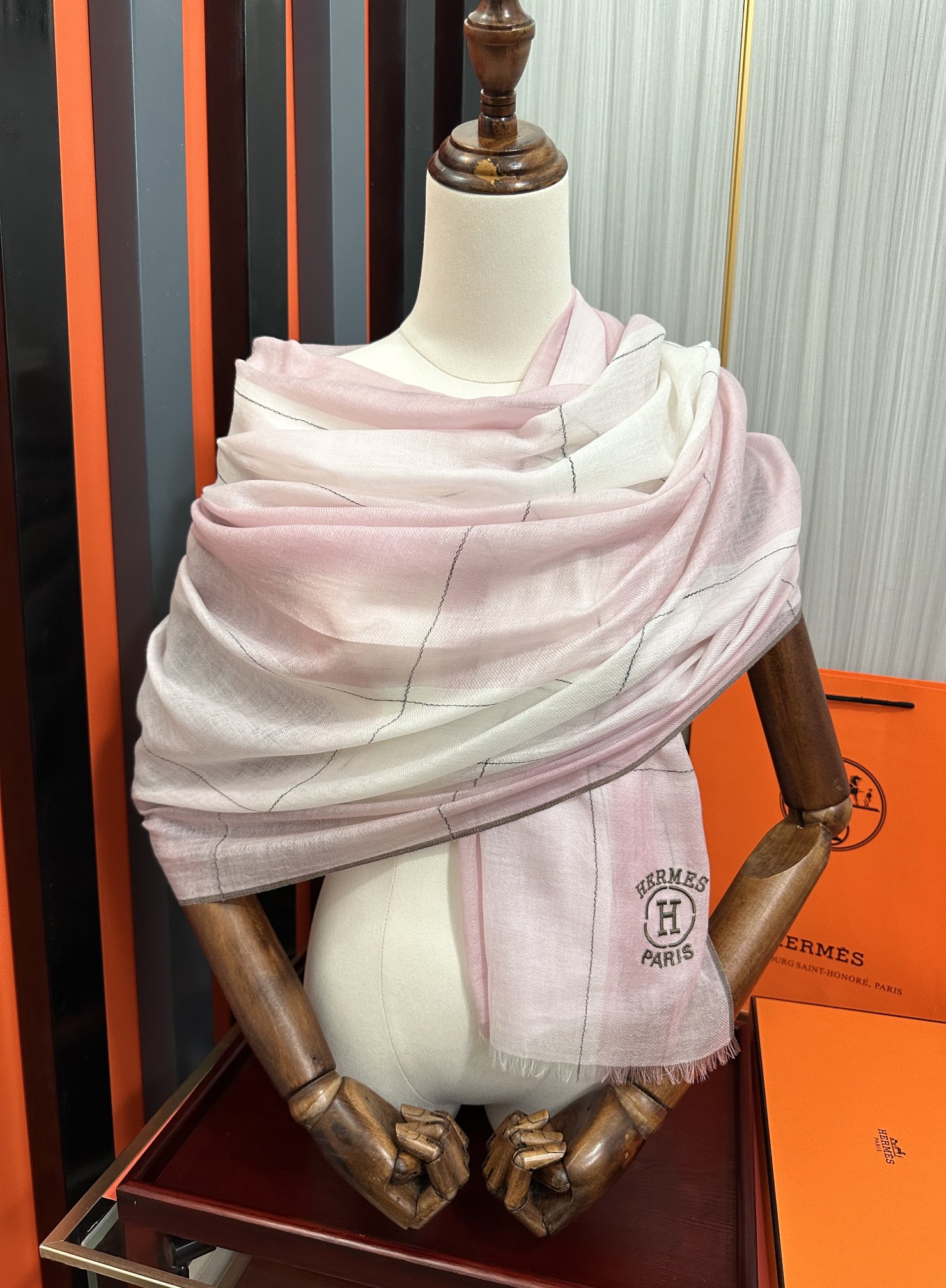 。爱马士🧣2026 太美了[庆祝]万众瞩目经典版到货🎆最优质的年轻设计师推出的最新概念👓搭配调色纱染再色