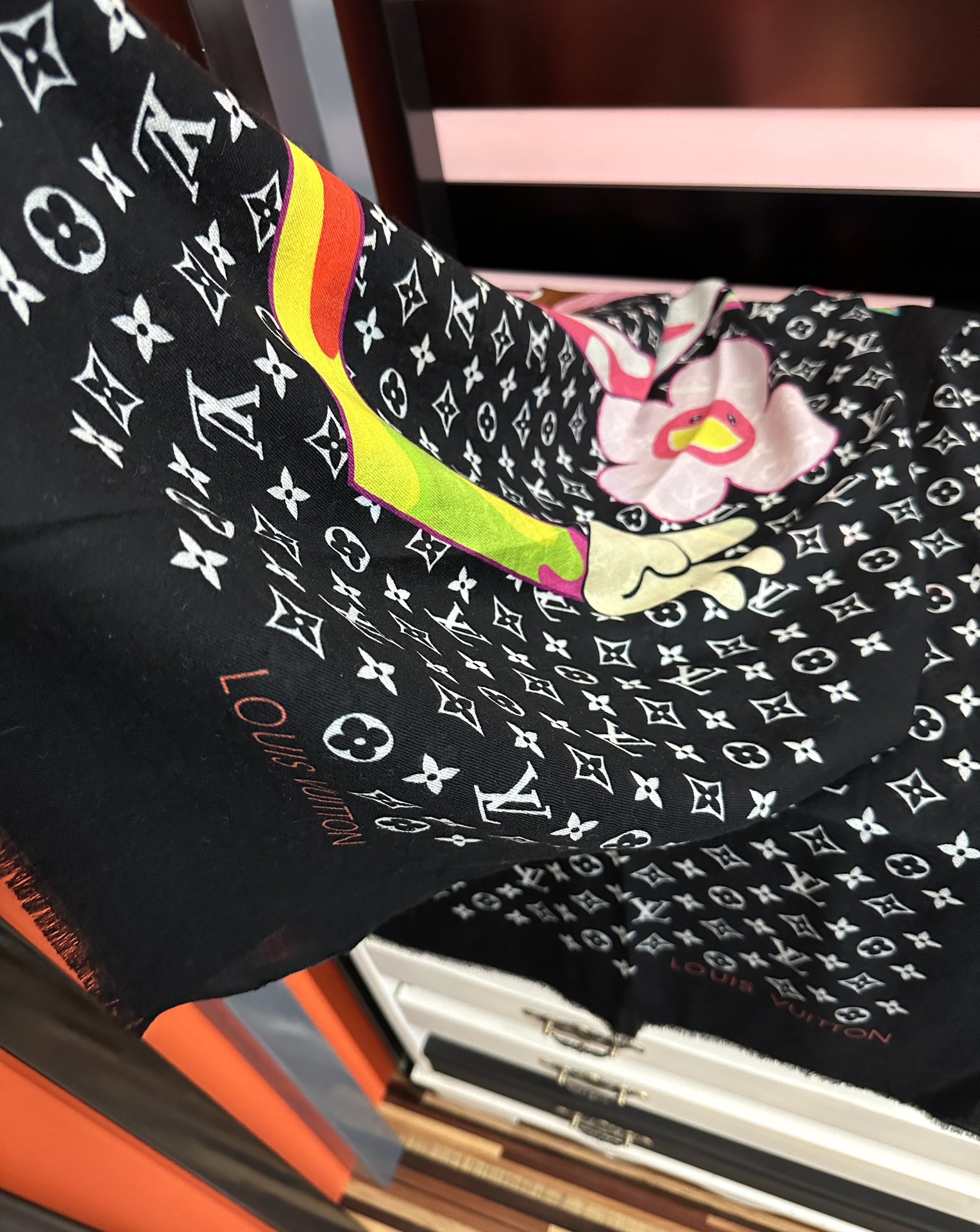 。L V 2026 最新款[得意]顶级设计太美了，真心赞👍【羊绒长巾】😘💍实物真心美 🎀披肩配以印花💓💃