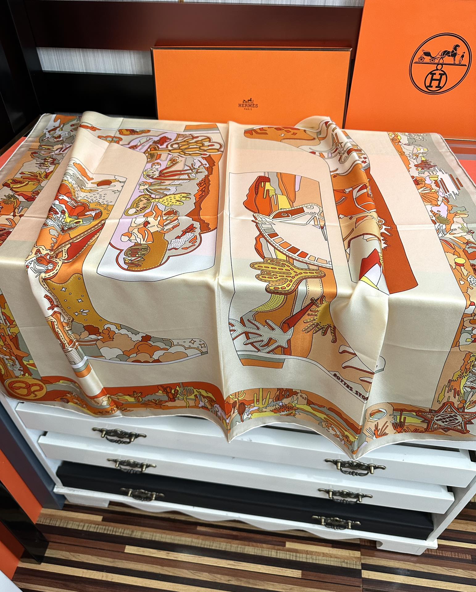 高版本2026 。HERMES 重磅[庆祝]女士小姐姐们必备款方巾[嘴唇]精简时髦，太美了[發]品质感很